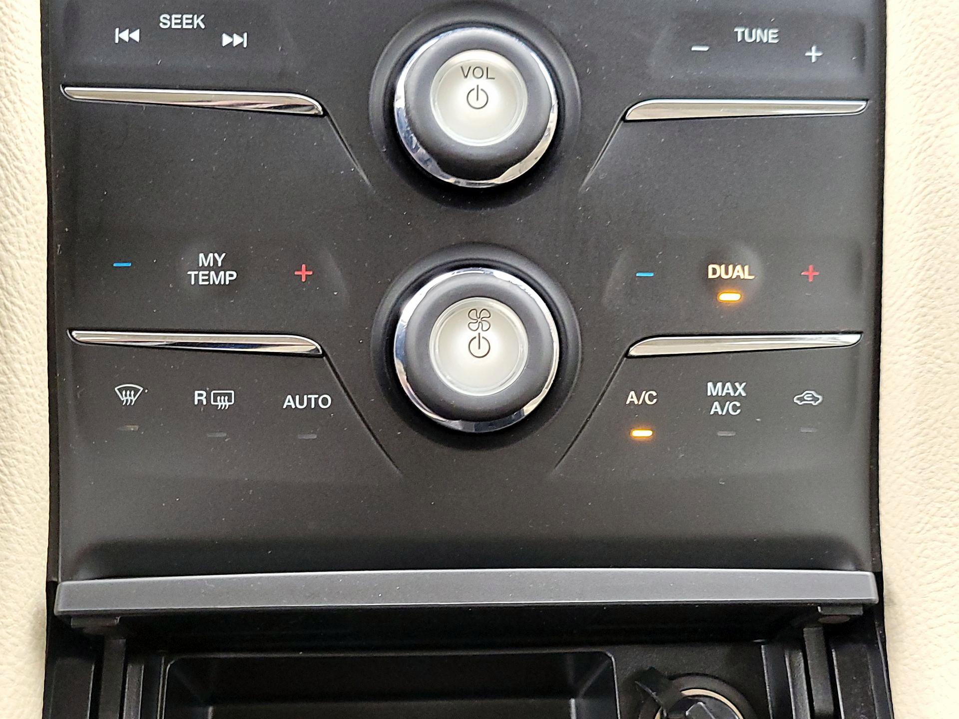 Thumbnail: 2015 Ford Taurus - 16