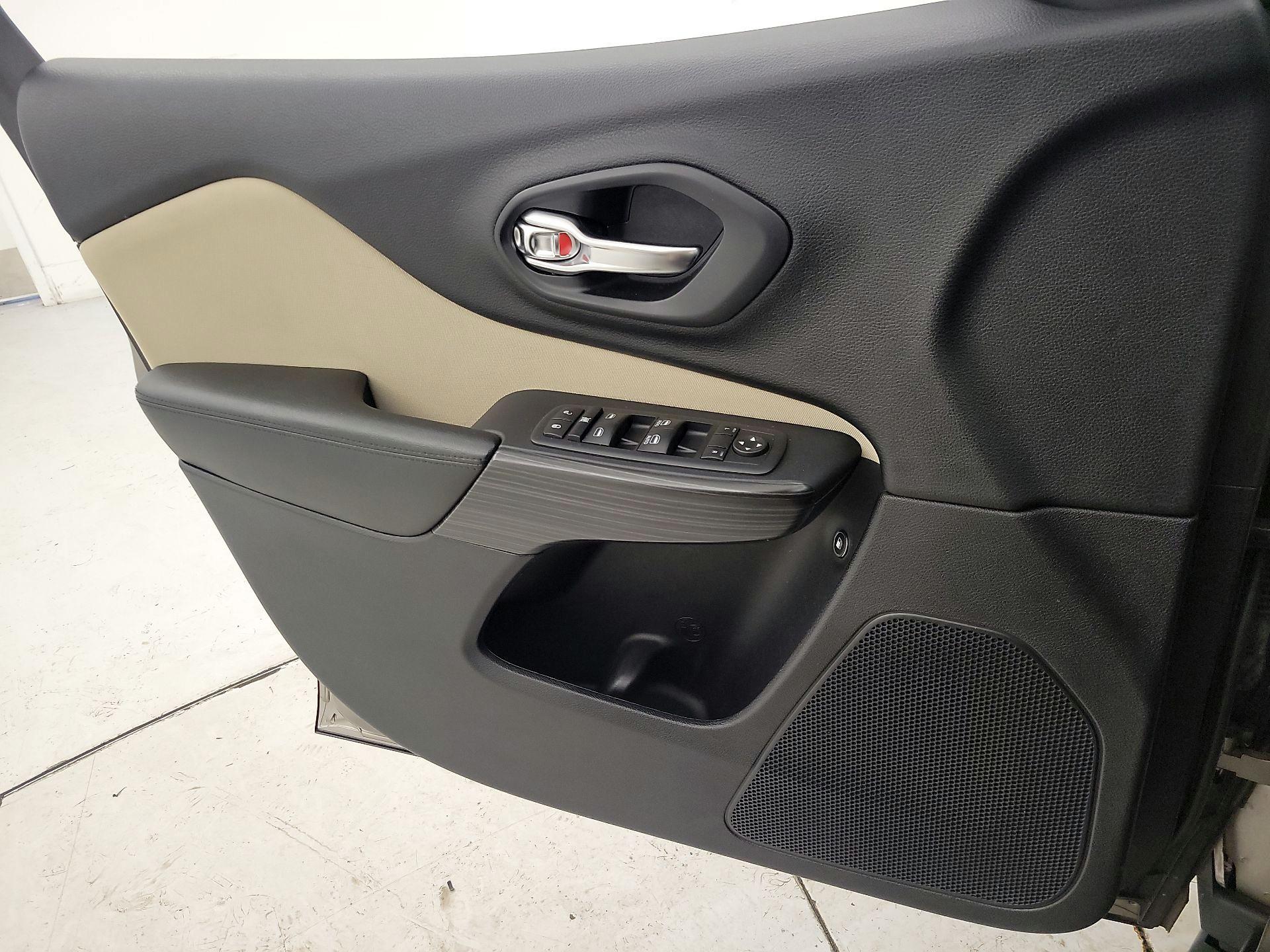 Thumbnail: 2017 Jeep Cherokee - 12