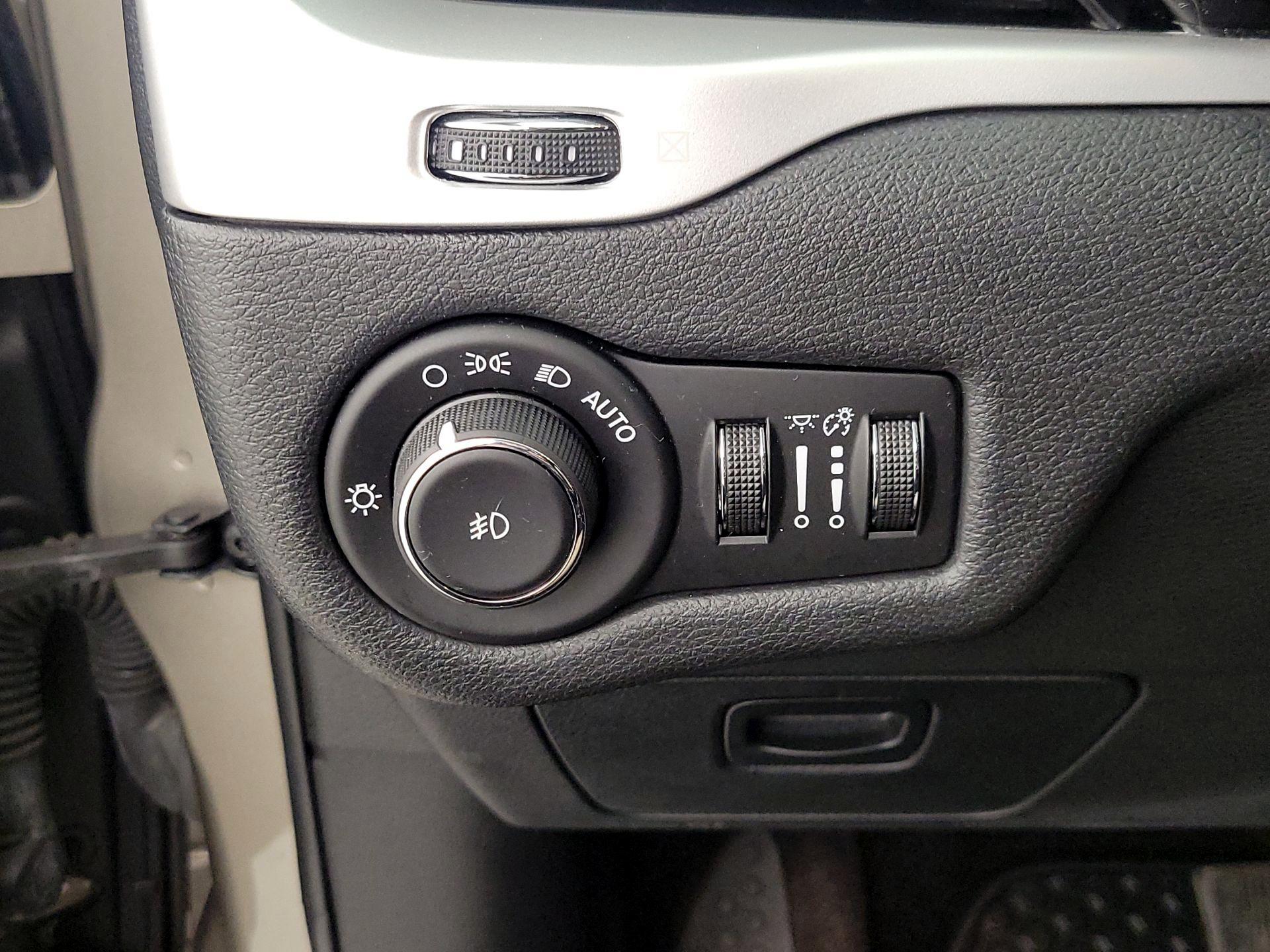 Thumbnail: 2017 Jeep Cherokee - 13