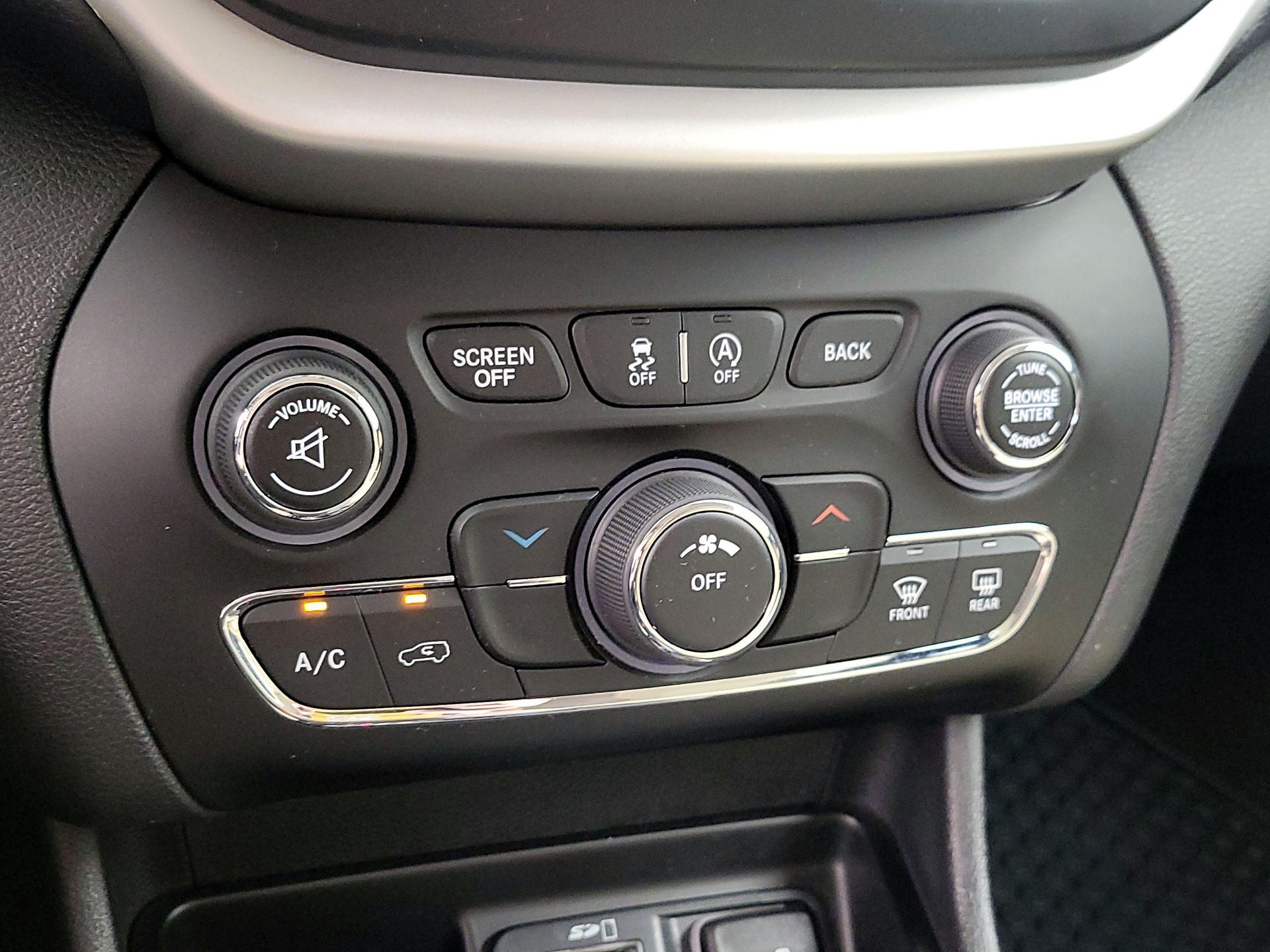 Thumbnail: 2017 Jeep Cherokee - 16