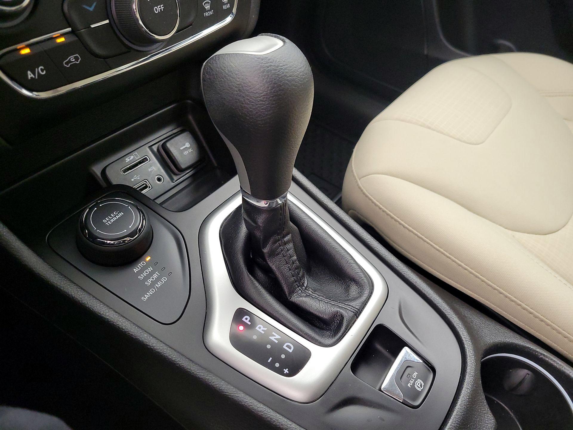 Thumbnail: 2017 Jeep Cherokee - 17