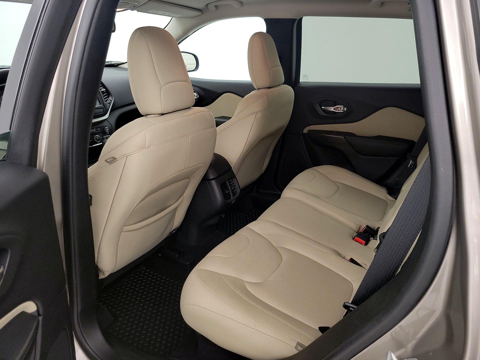 Thumbnail: 2017 Jeep Cherokee - 19