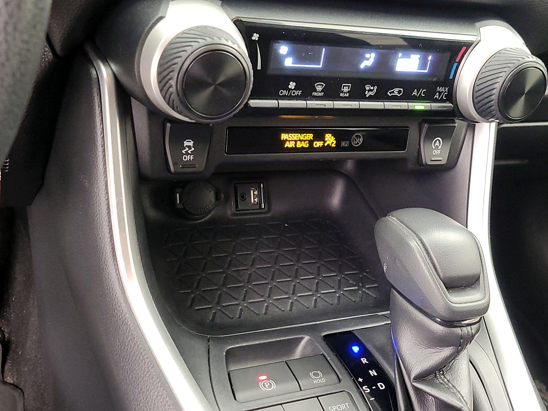 Thumbnail: 2019 Toyota RAV4 - 18