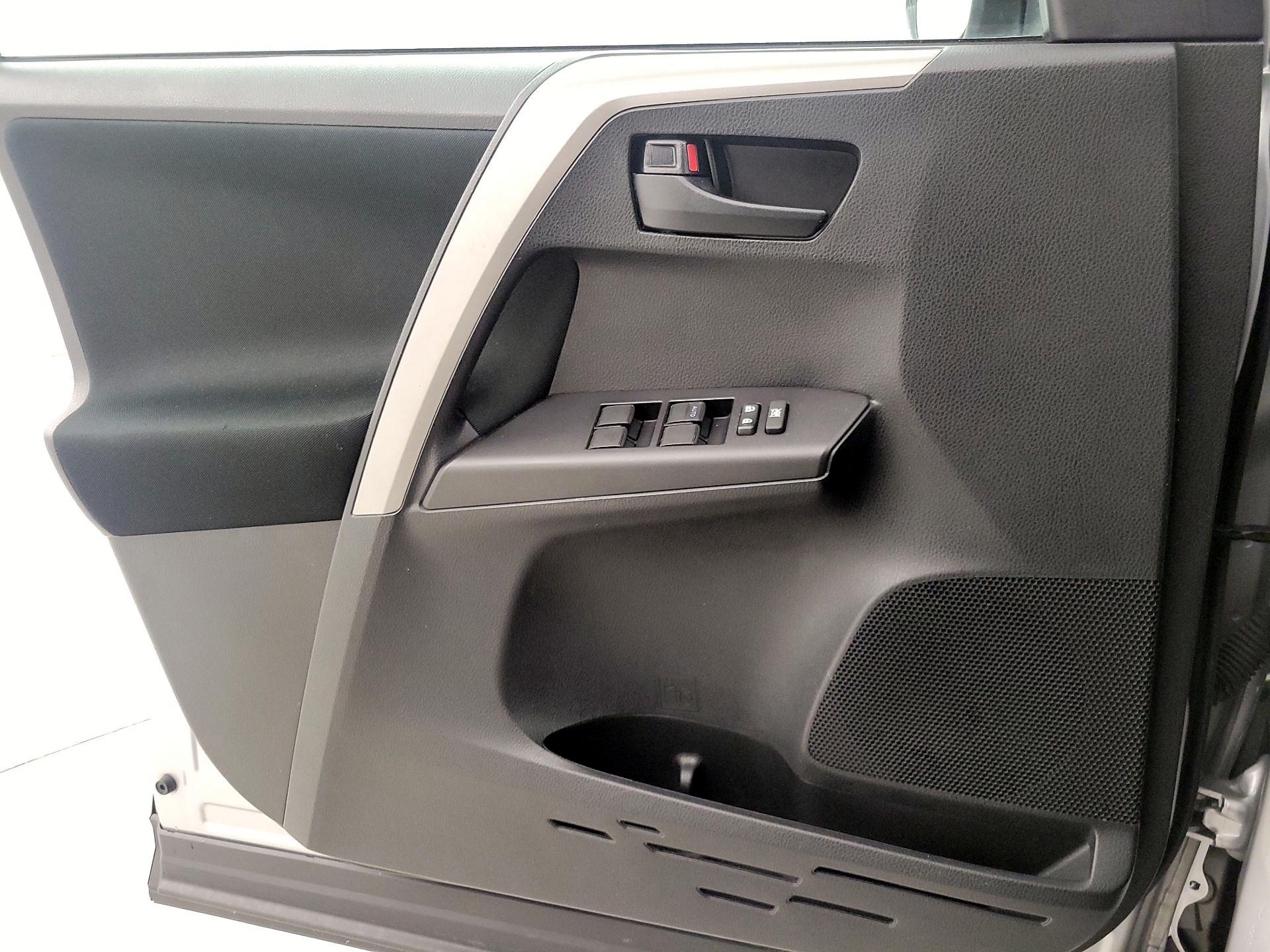 Thumbnail: 2018 Toyota RAV4 - 12