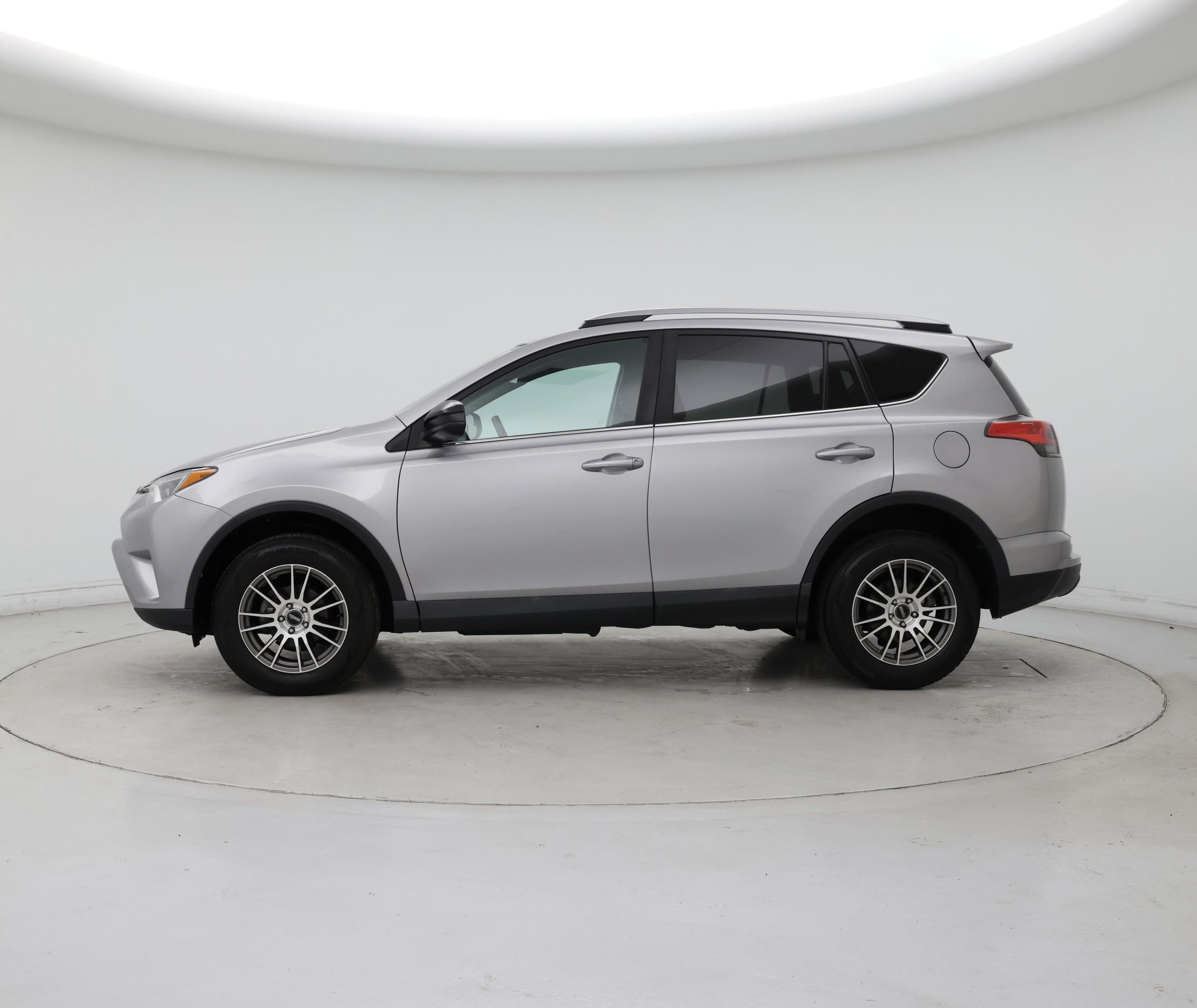 Thumbnail: 2018 Toyota RAV4 - 3