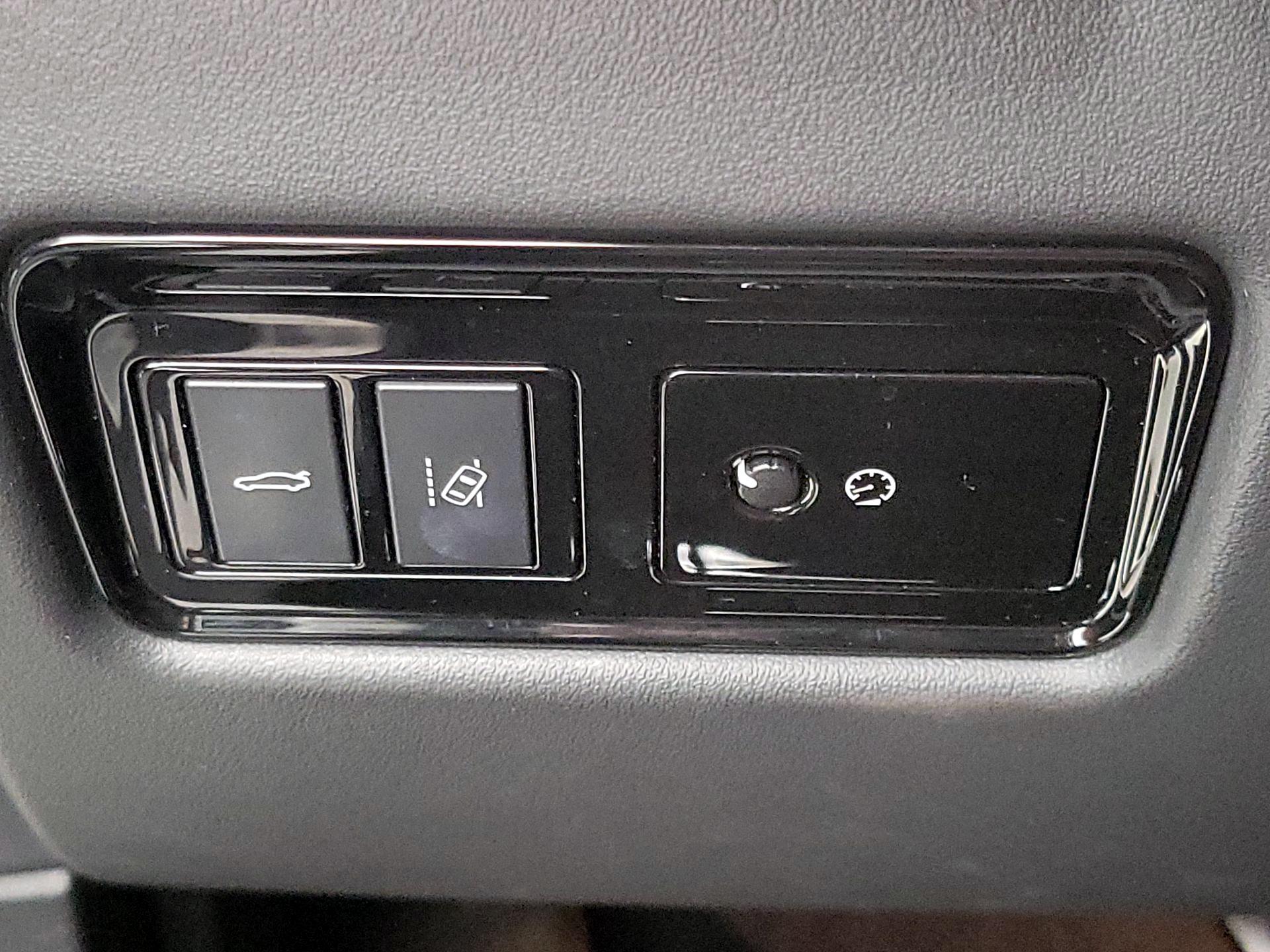 Thumbnail: 2018 Jaguar XE - 13