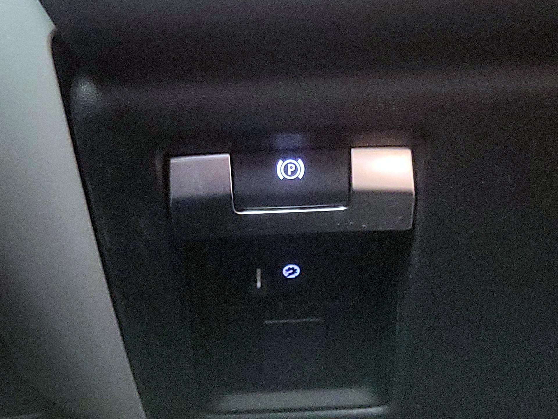 Thumbnail: 2024 Land Rover Defender - 11