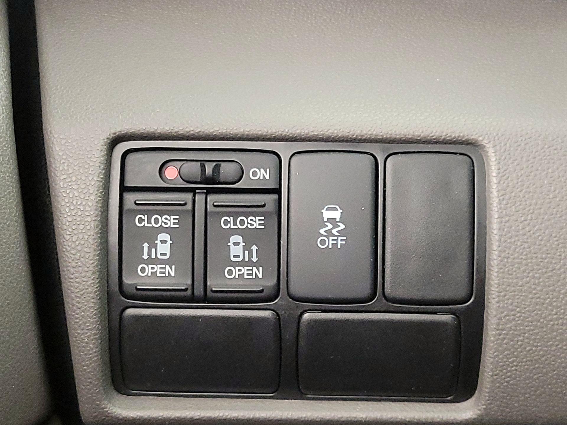 Thumbnail: 2016 Honda Odyssey - 13