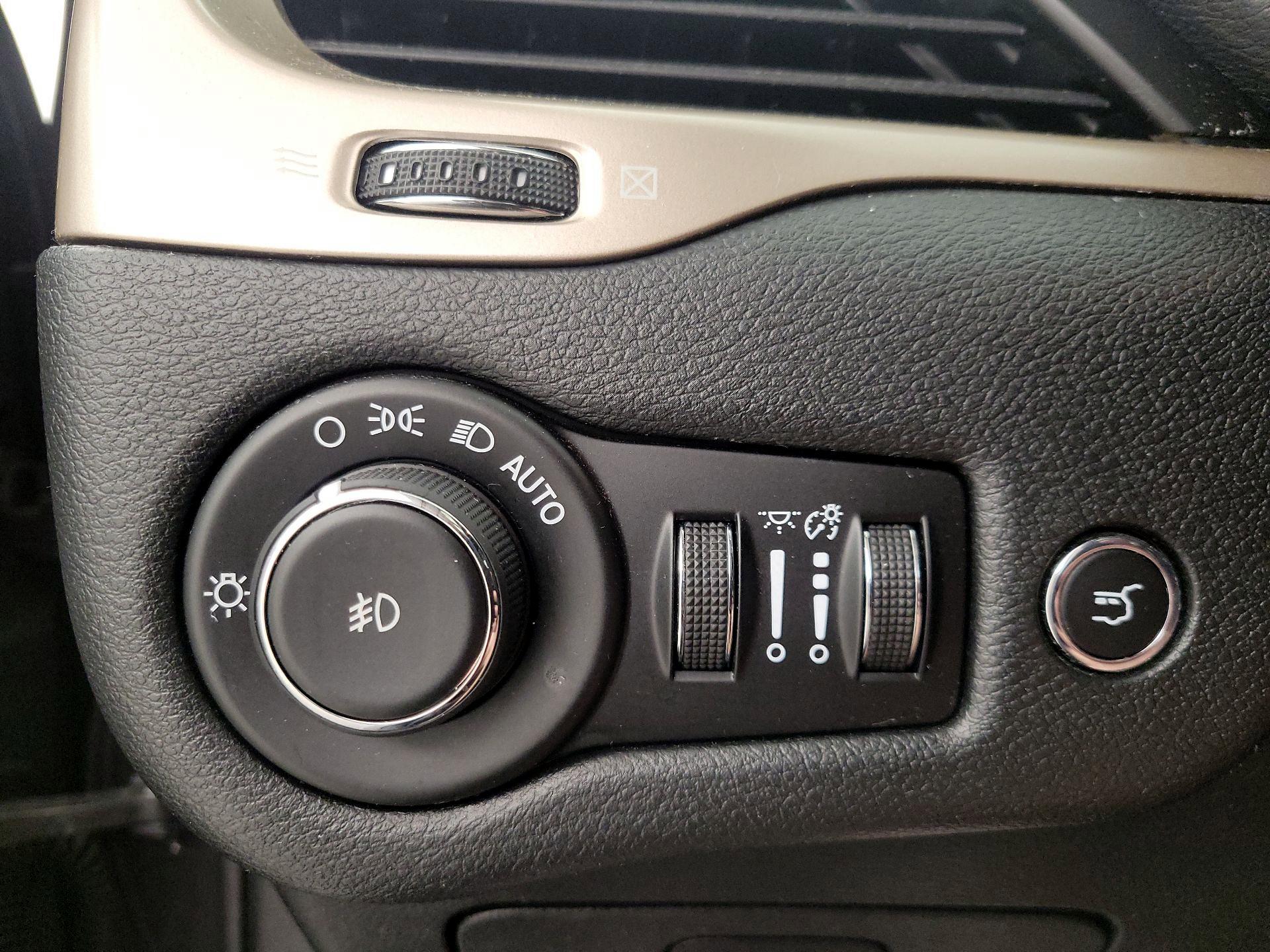 Thumbnail: 2015 Jeep Cherokee - 13