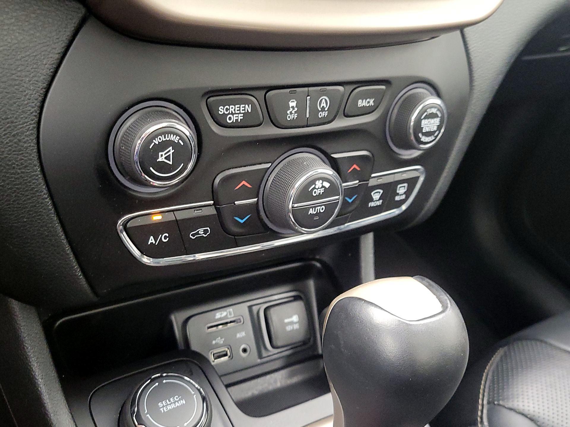 Thumbnail: 2015 Jeep Cherokee - 17