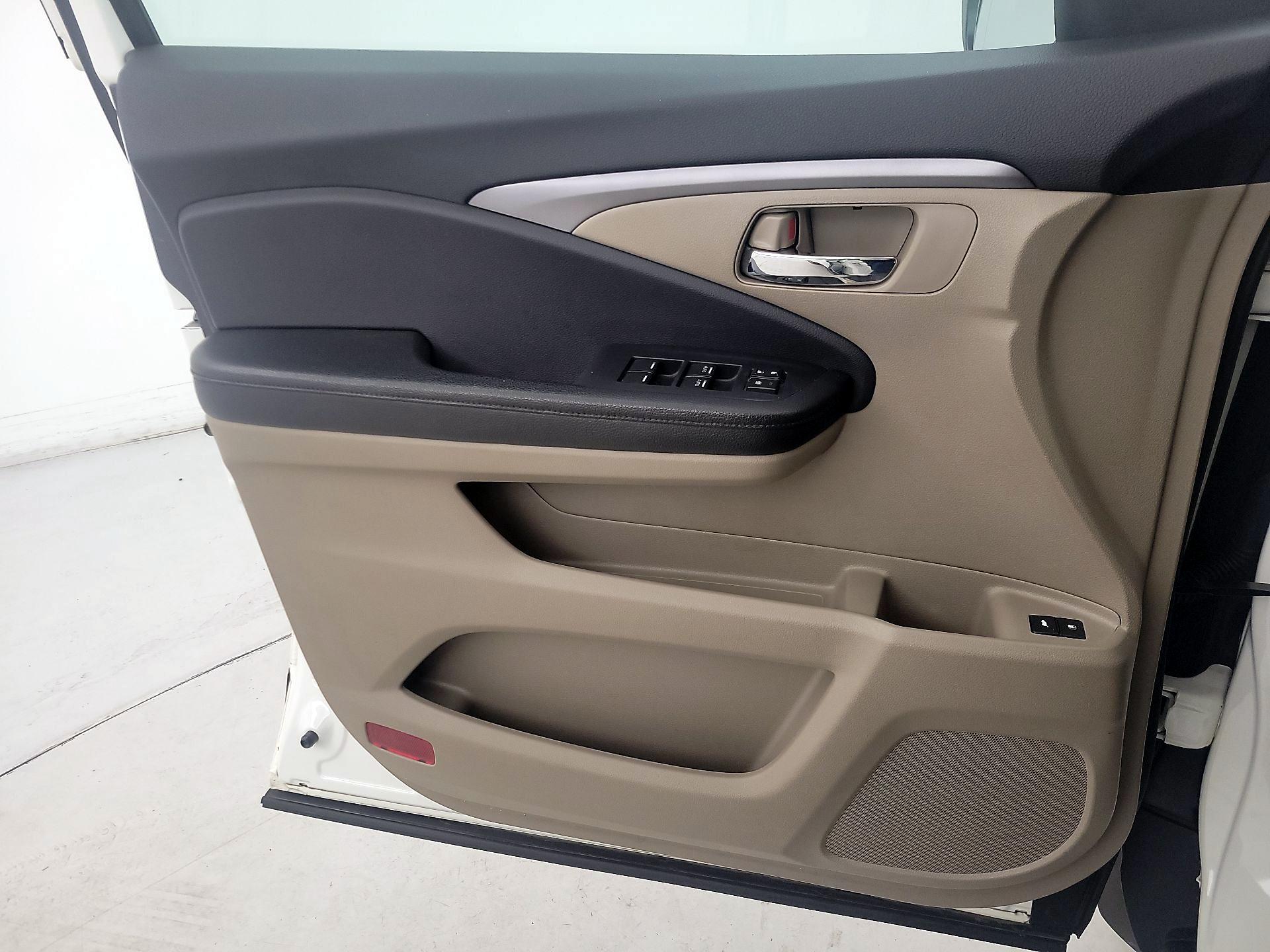 Thumbnail: 2016 Honda Pilot - 12