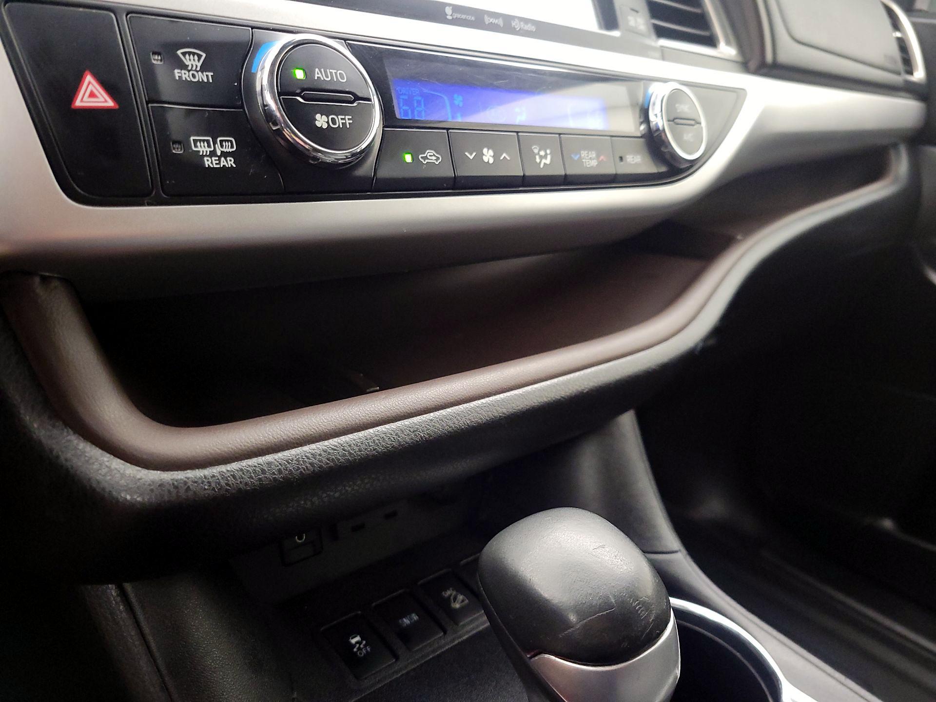 Thumbnail: 2019 Toyota Highlander - 17