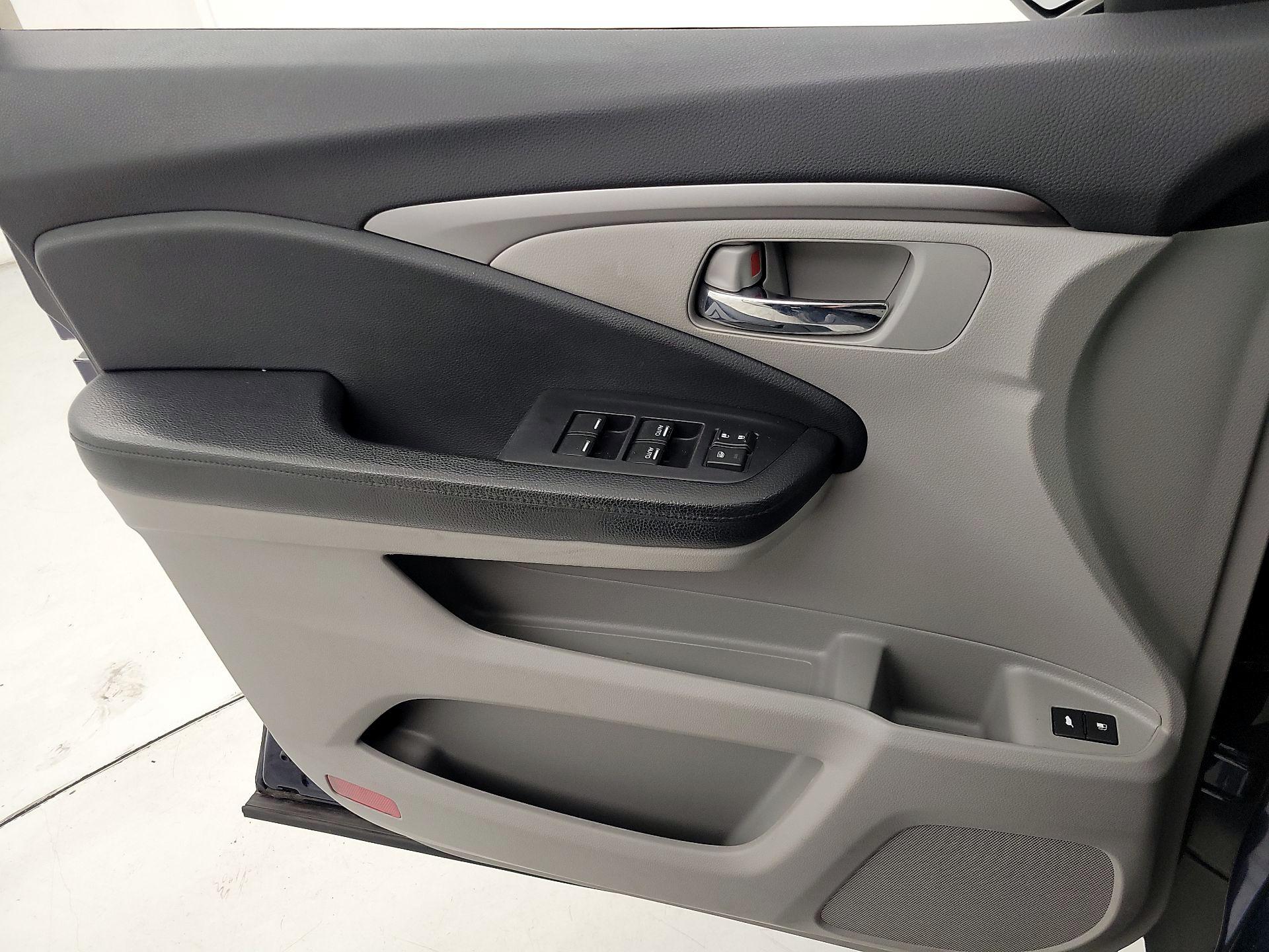 Thumbnail: 2017 Honda Pilot - 12