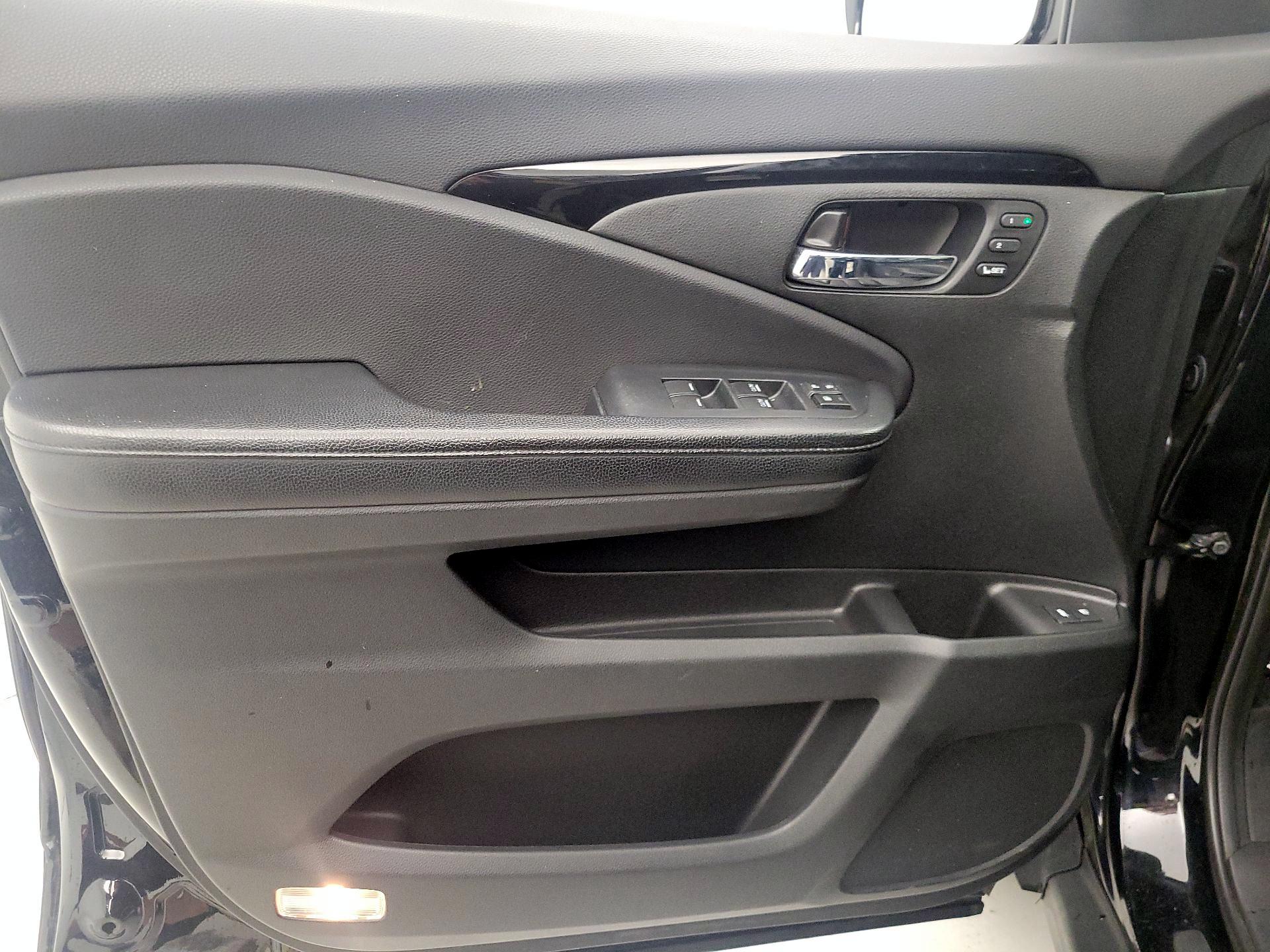 Thumbnail: 2016 Honda Pilot - 12