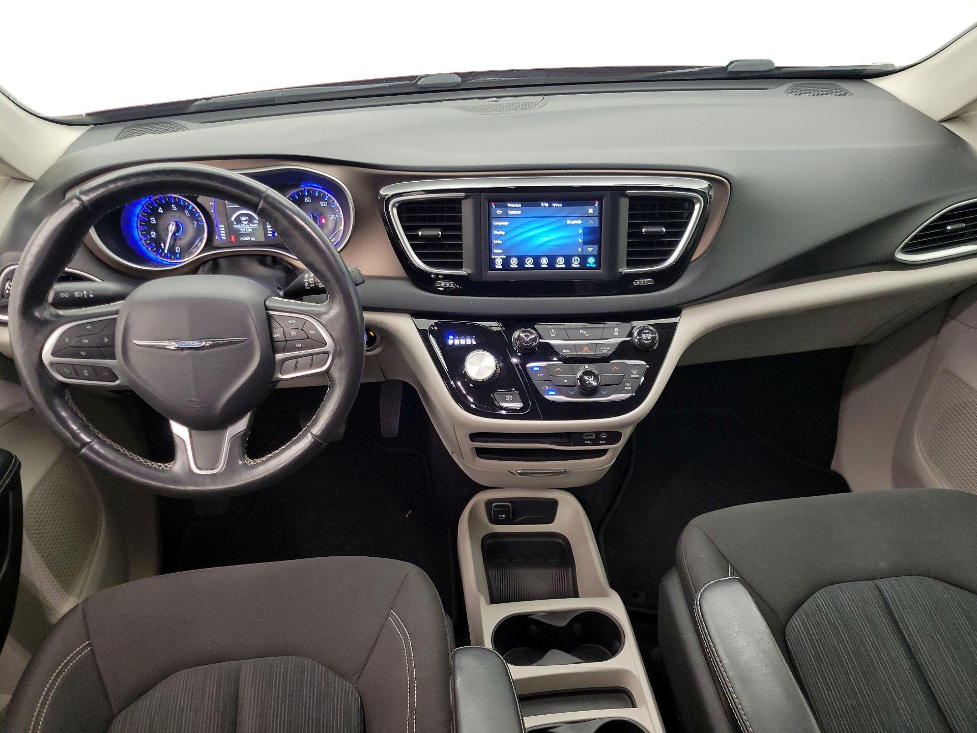 Thumbnail: 2020 Chrysler Voyager - 9