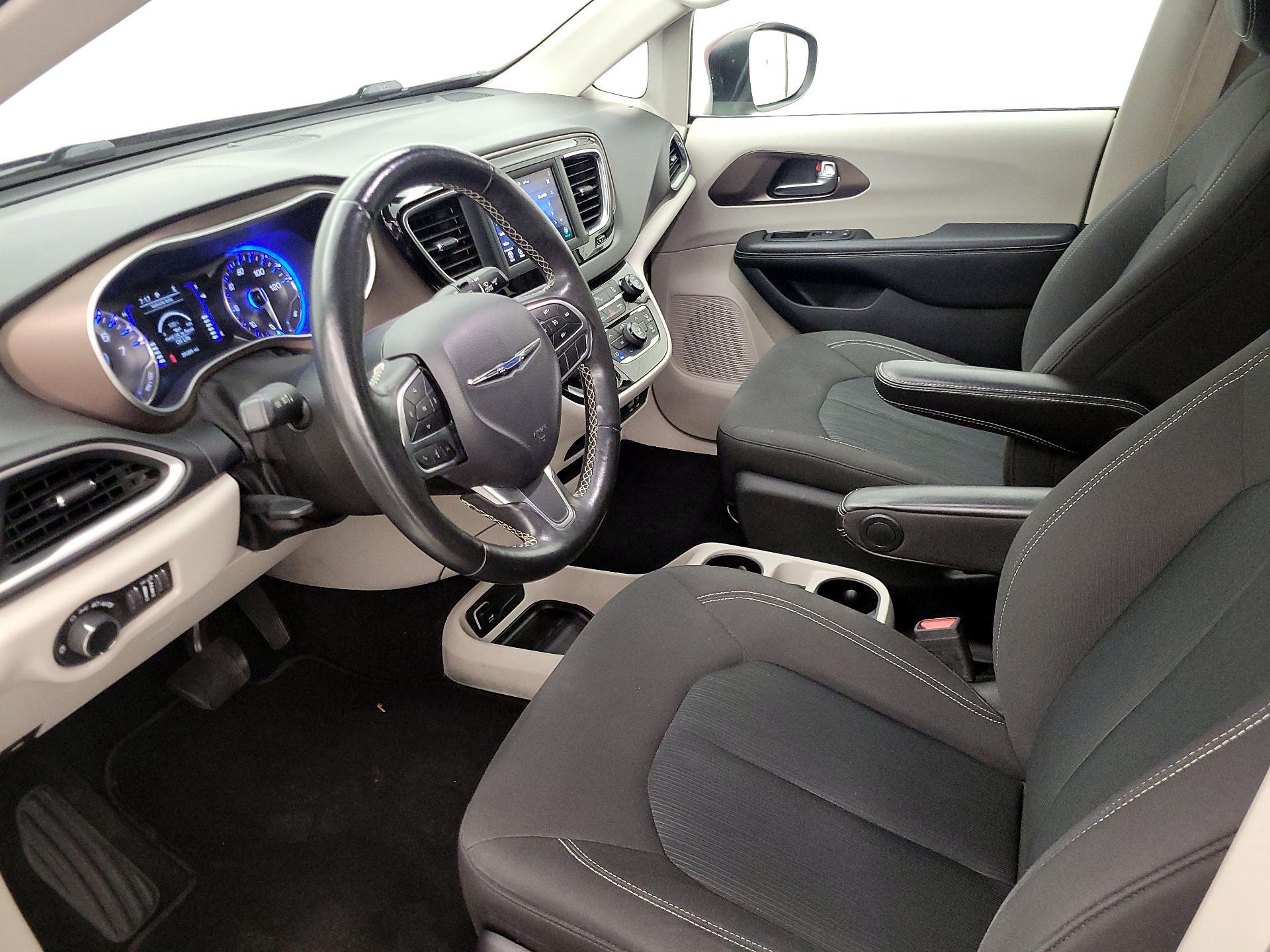 Thumbnail: 2020 Chrysler Voyager - 11