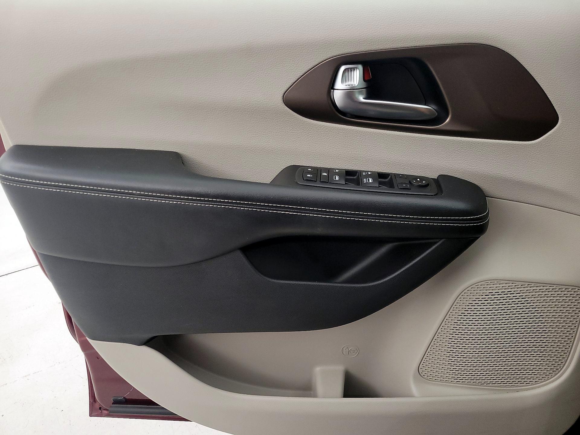 Thumbnail: 2020 Chrysler Voyager - 12