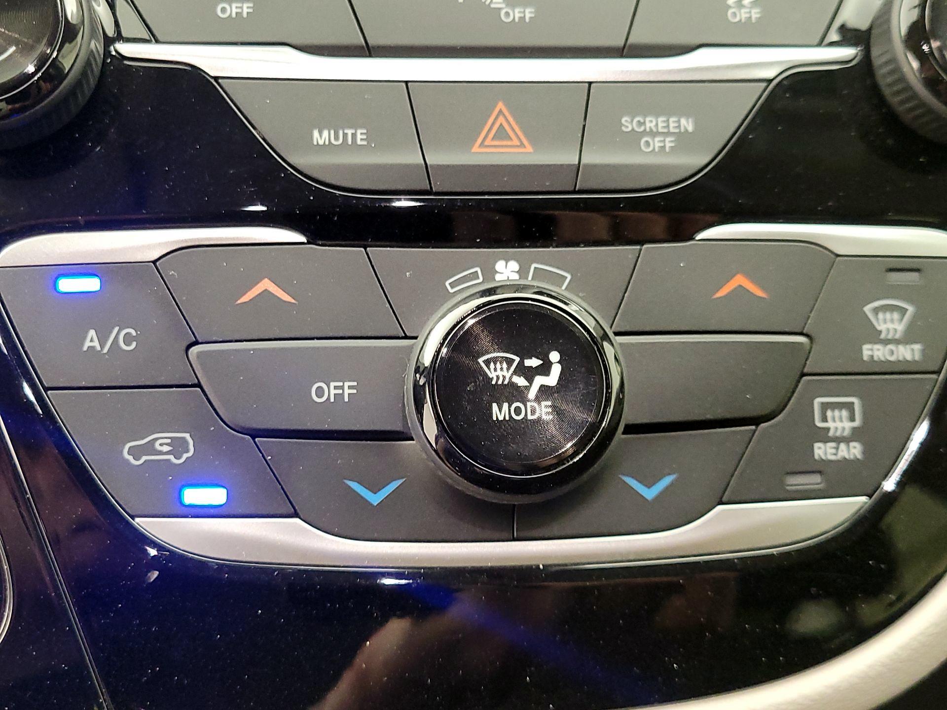 Thumbnail: 2020 Chrysler Voyager - 16