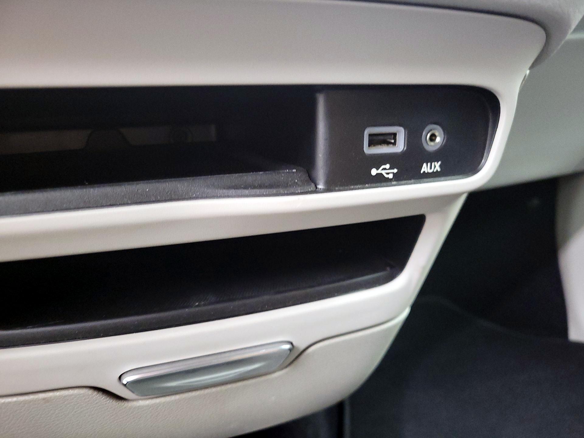 Thumbnail: 2020 Chrysler Voyager - 18