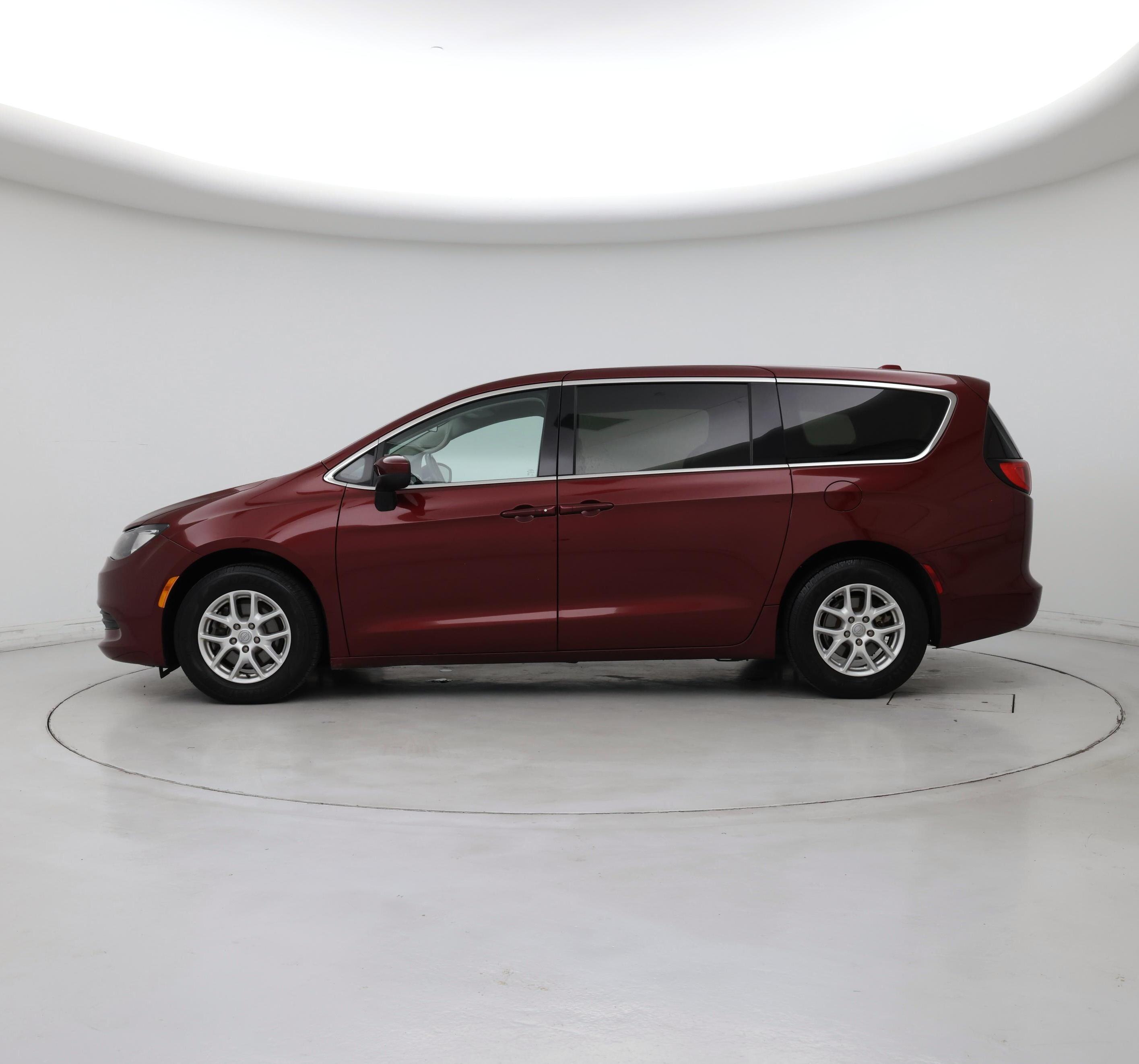 Thumbnail: 2020 Chrysler Voyager - 3