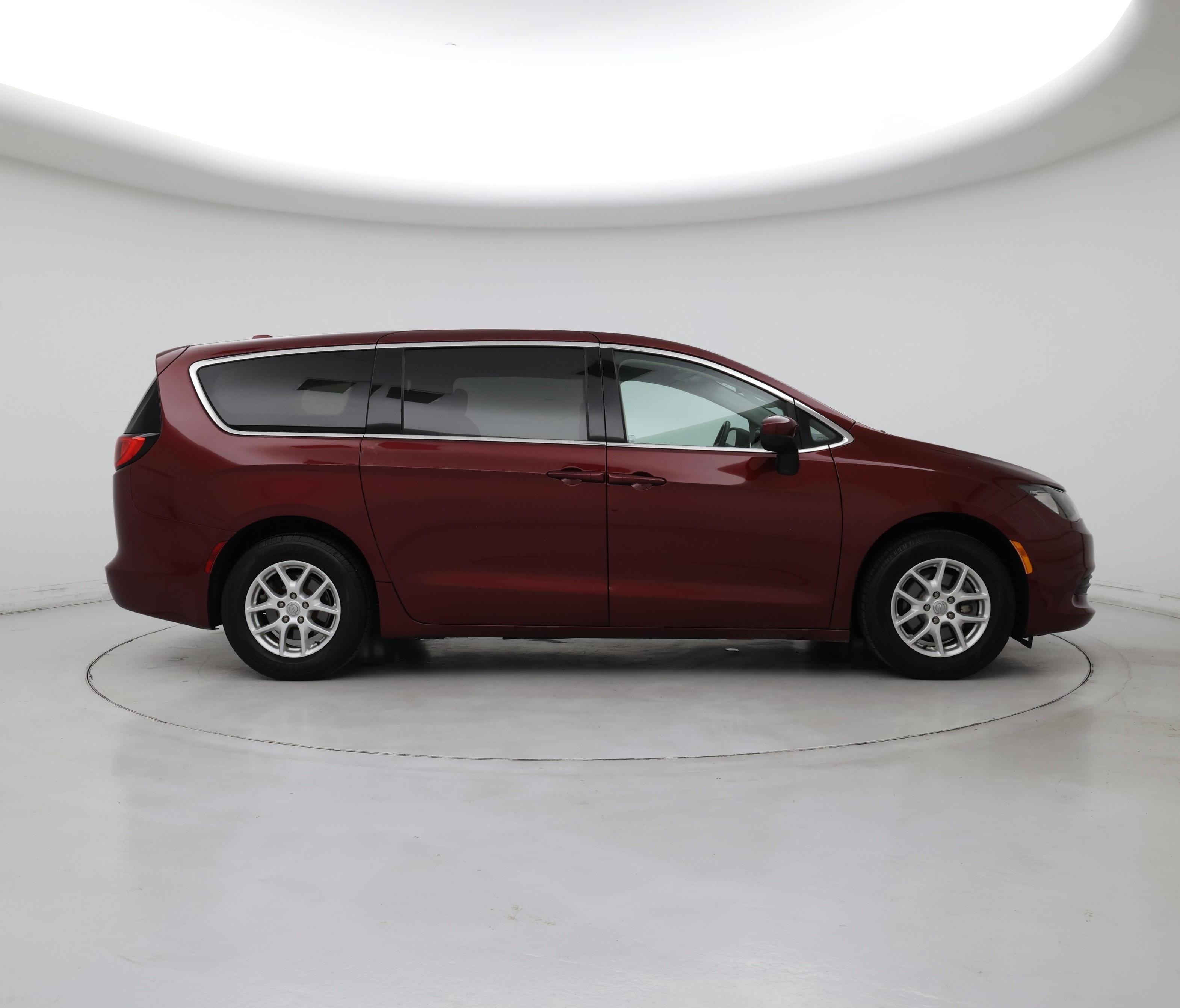 Thumbnail: 2020 Chrysler Voyager - 7