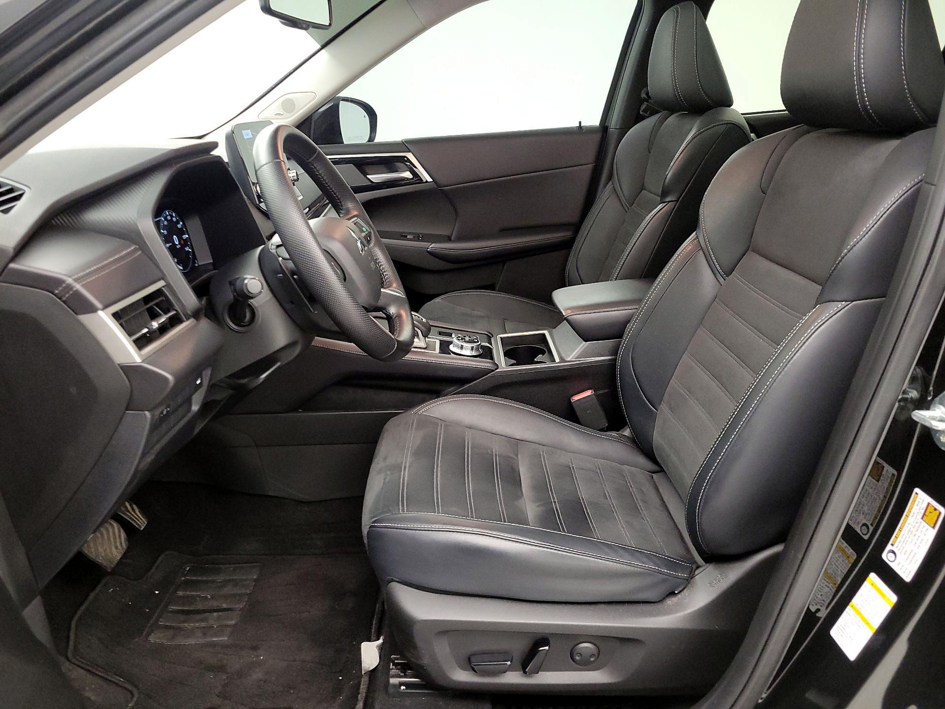 Thumbnail: 2024 Mitsubishi Outlander - 11