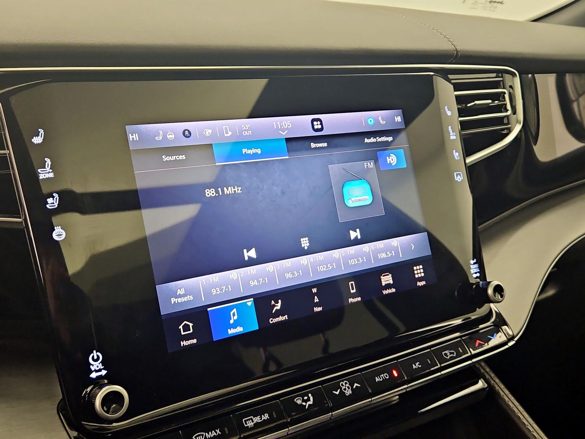 Thumbnail: 2023 Jeep Wagoneer - 16