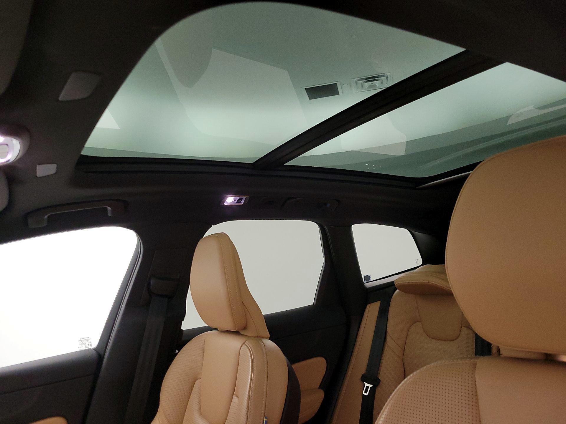 Thumbnail: 2021 Volvo XC60 - 20