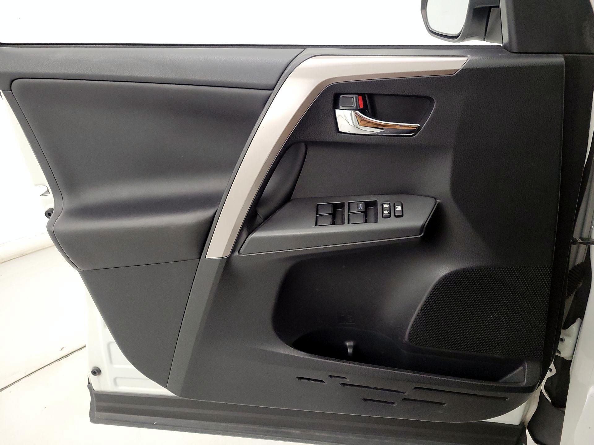 Thumbnail: 2018 Toyota RAV4 - 12