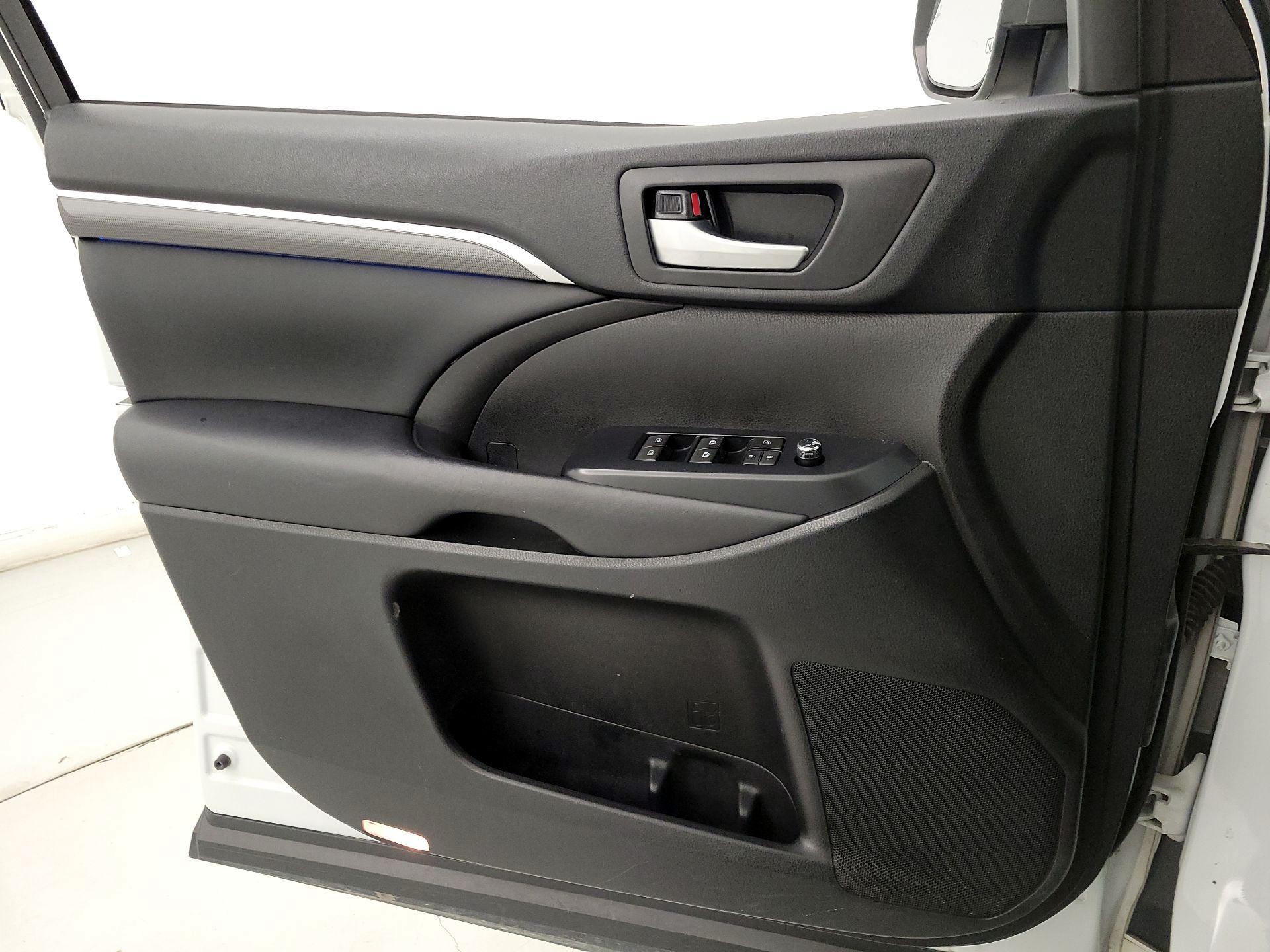 Thumbnail: 2017 Toyota Highlander - 12