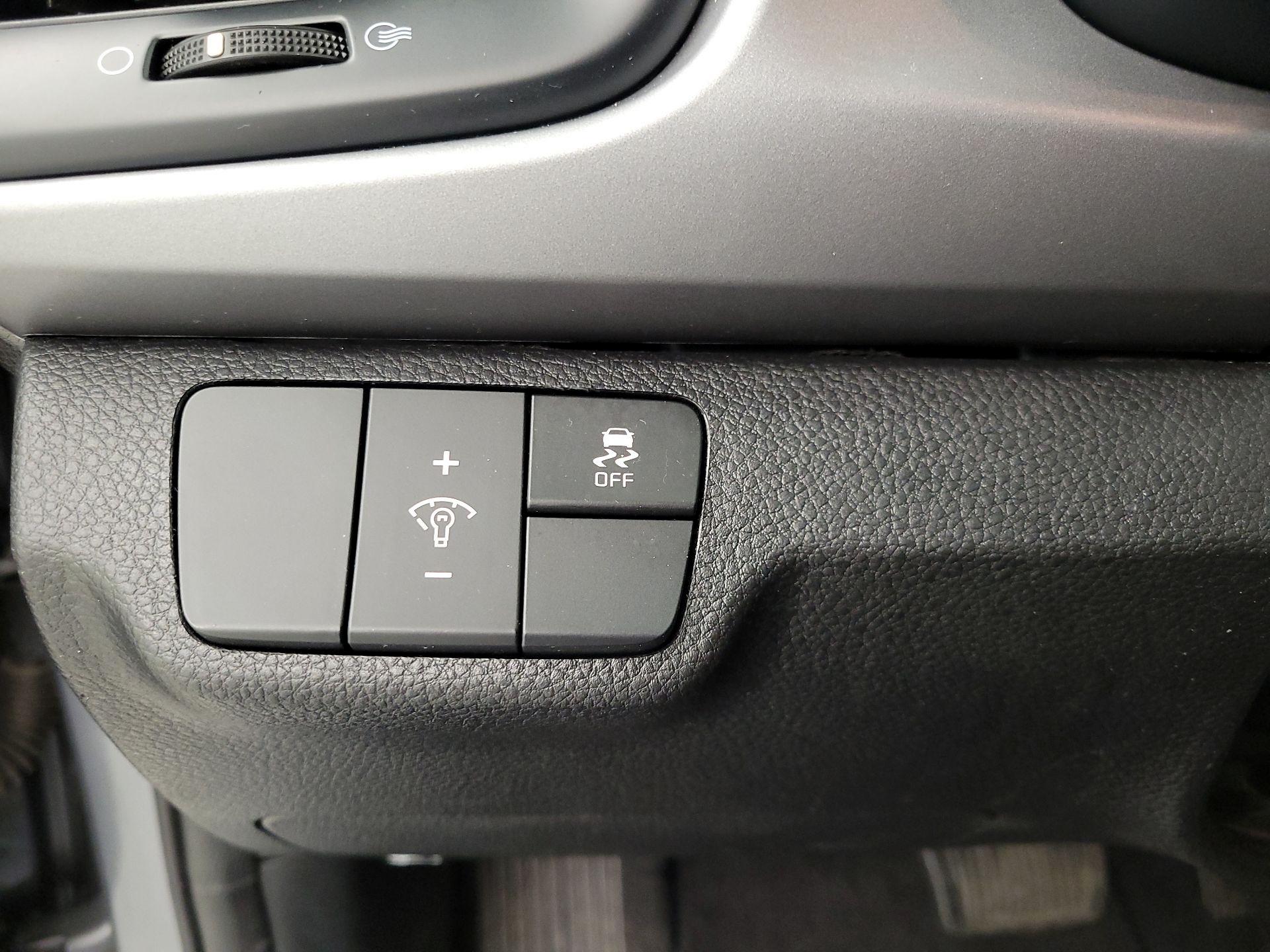 Thumbnail: 2020 Kia Rio - 13