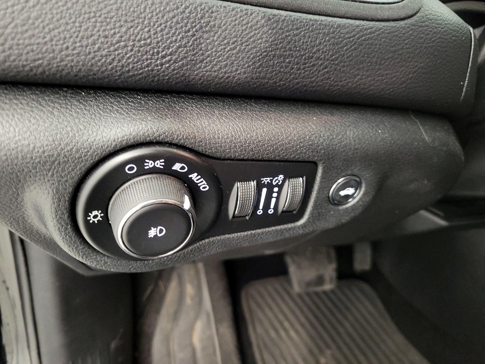 Thumbnail: 2016 Chrysler 200 - 13