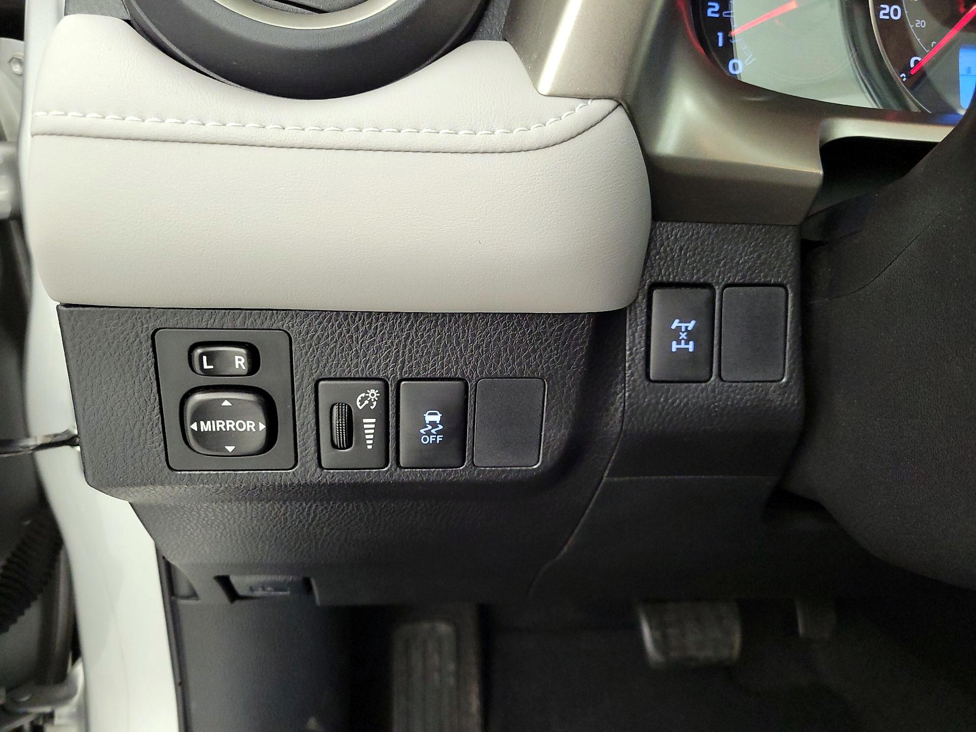 Thumbnail: 2015 Toyota RAV4 - 13