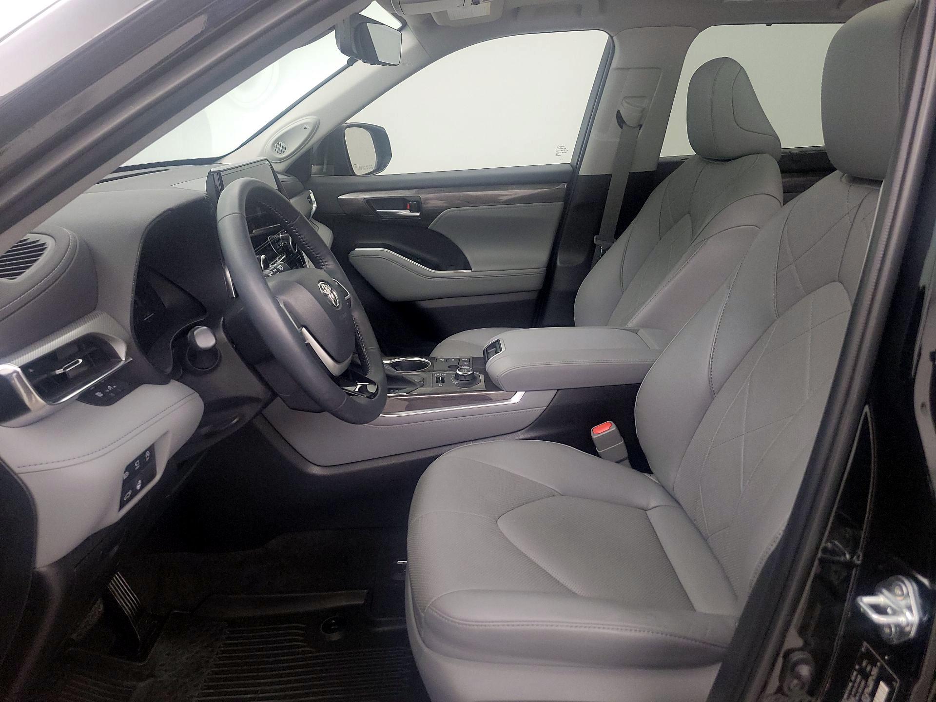 Thumbnail: 2023 Toyota Highlander - 11