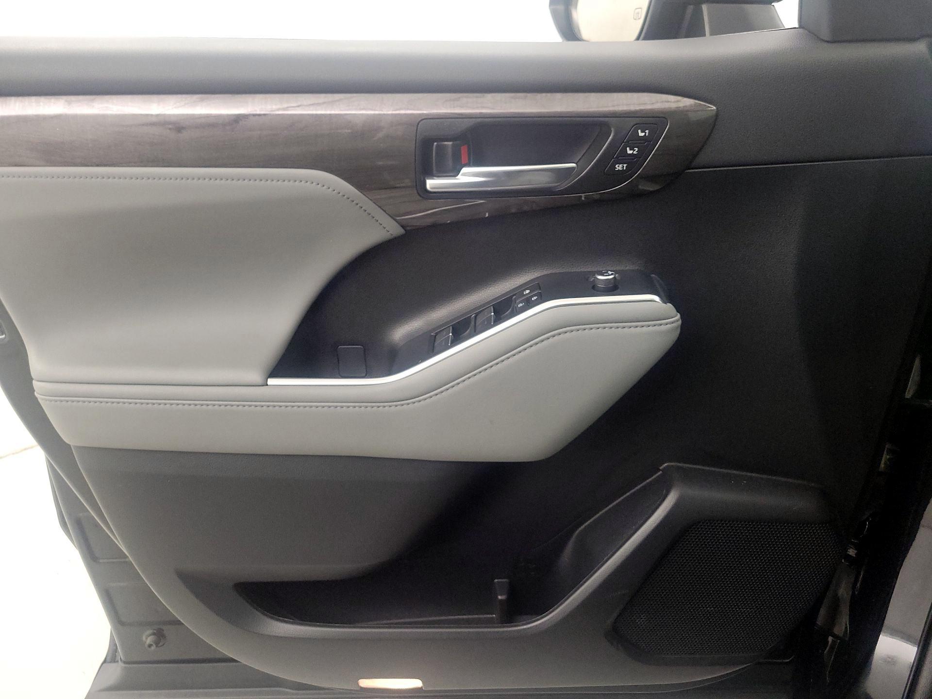 Thumbnail: 2023 Toyota Highlander - 12