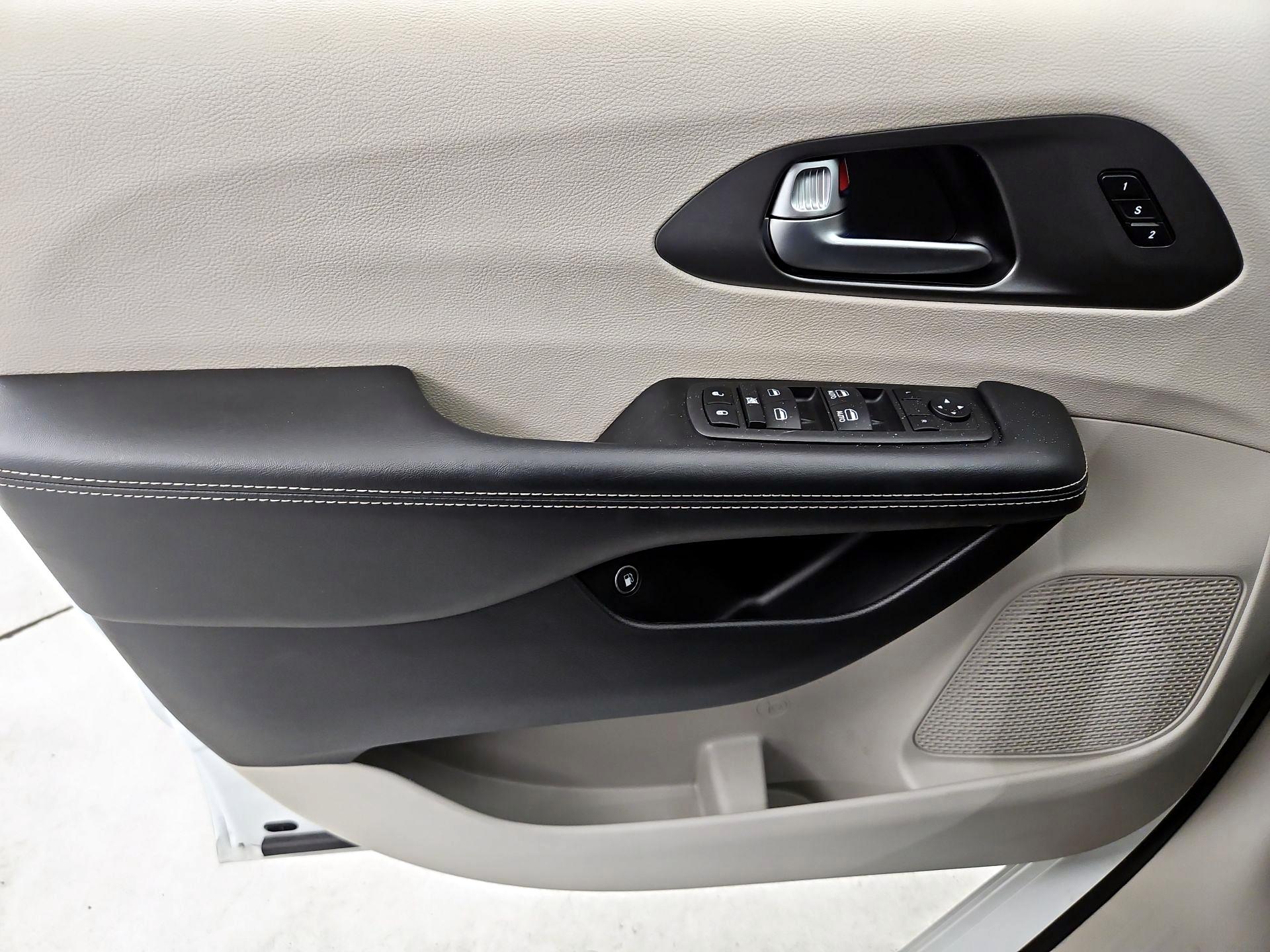 Thumbnail: 2022 Chrysler Pacifica - 12