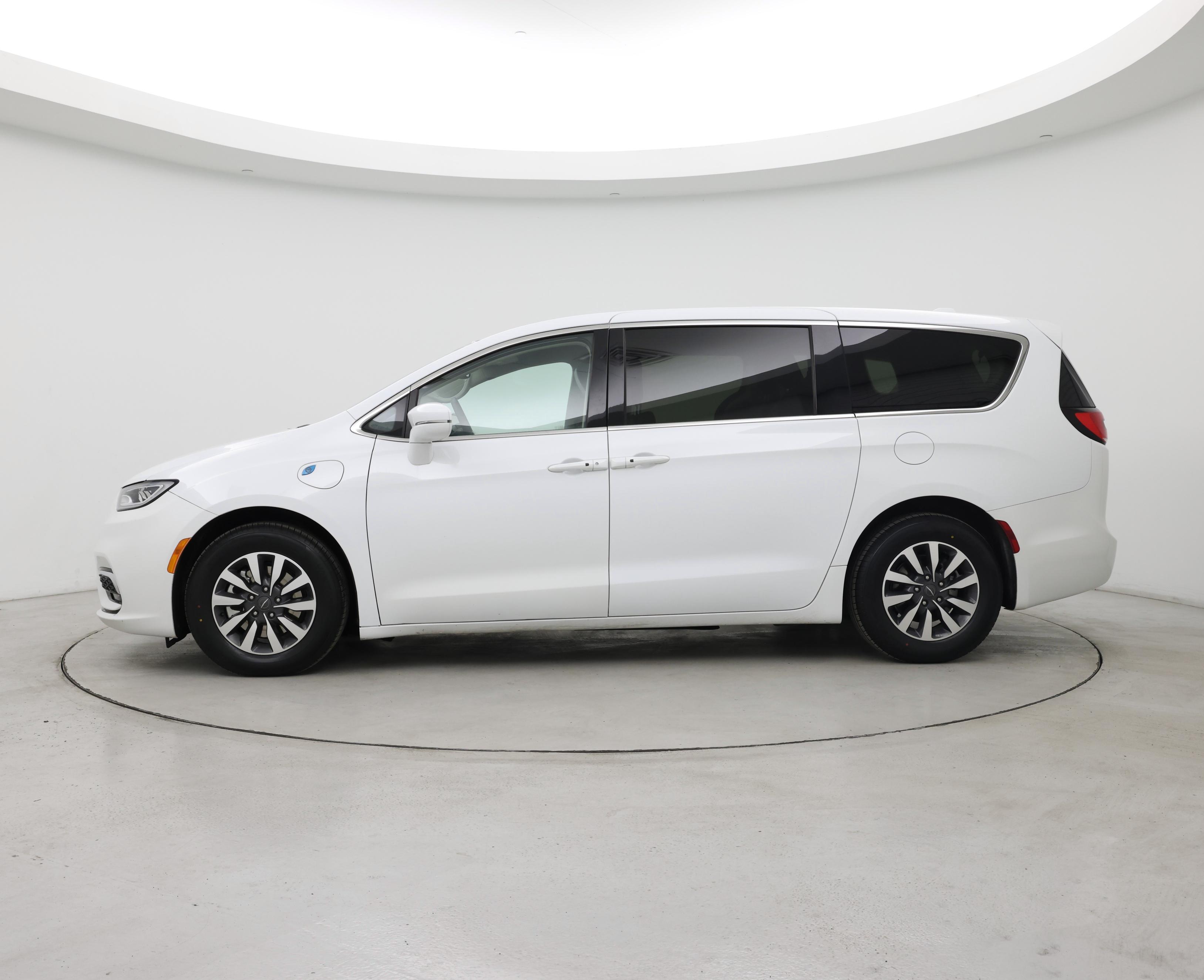 Thumbnail: 2022 Chrysler Pacifica - 3