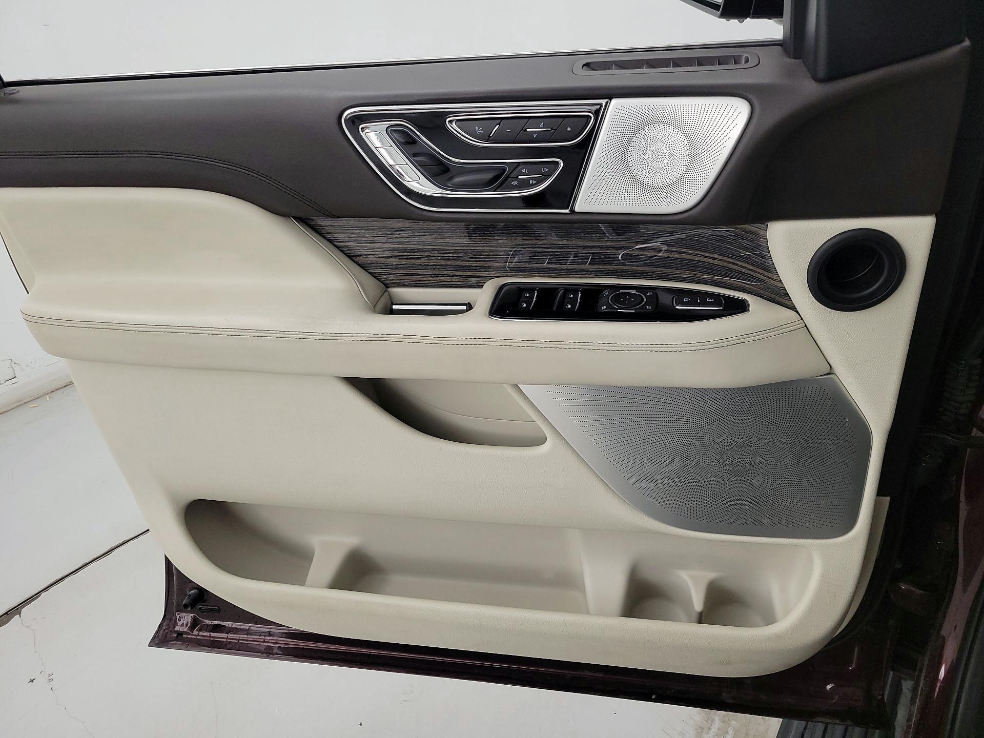 Thumbnail: 2020 Lincoln Navigator - 12