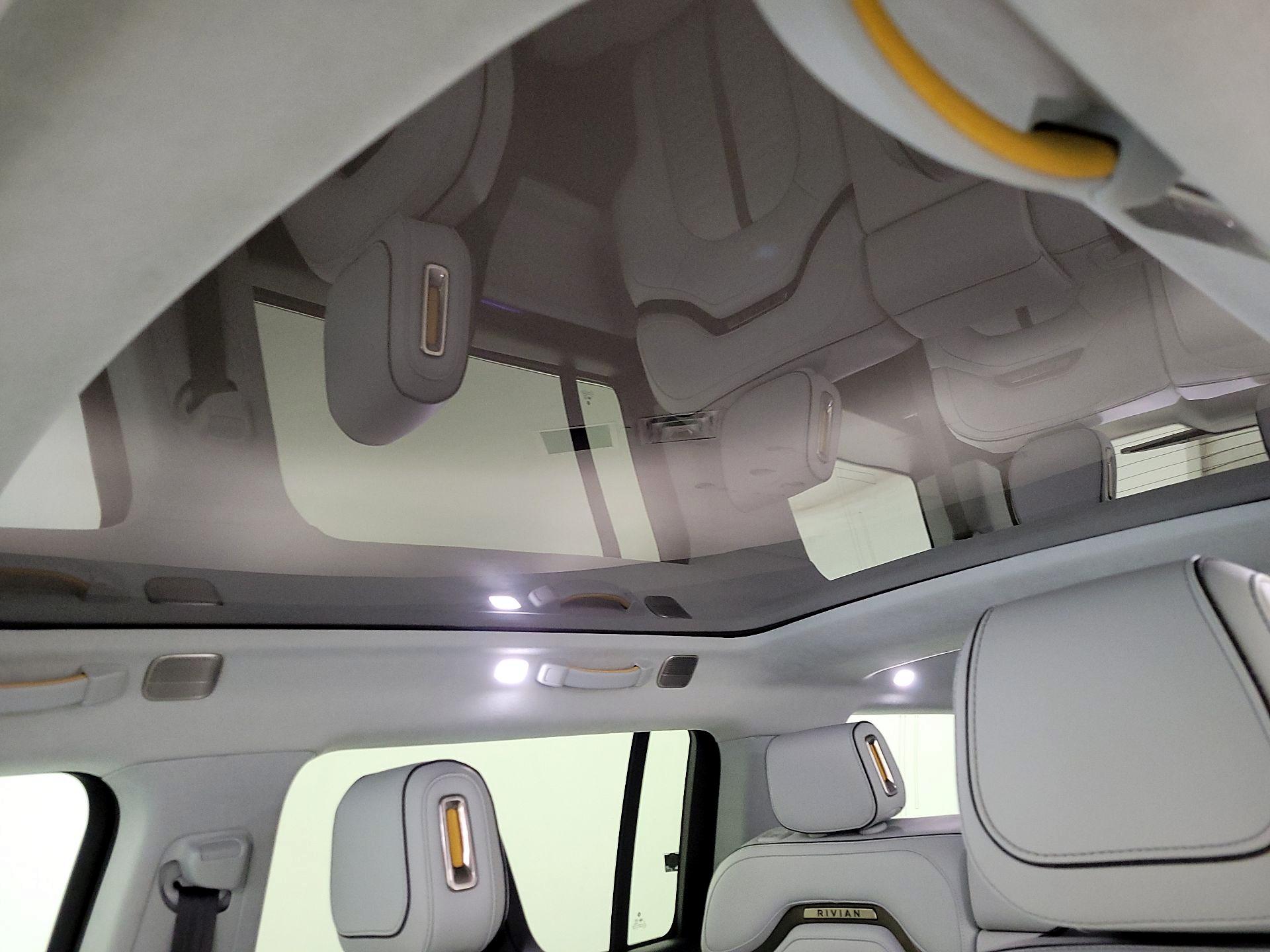 Thumbnail: 2024 Rivian R1S - 18