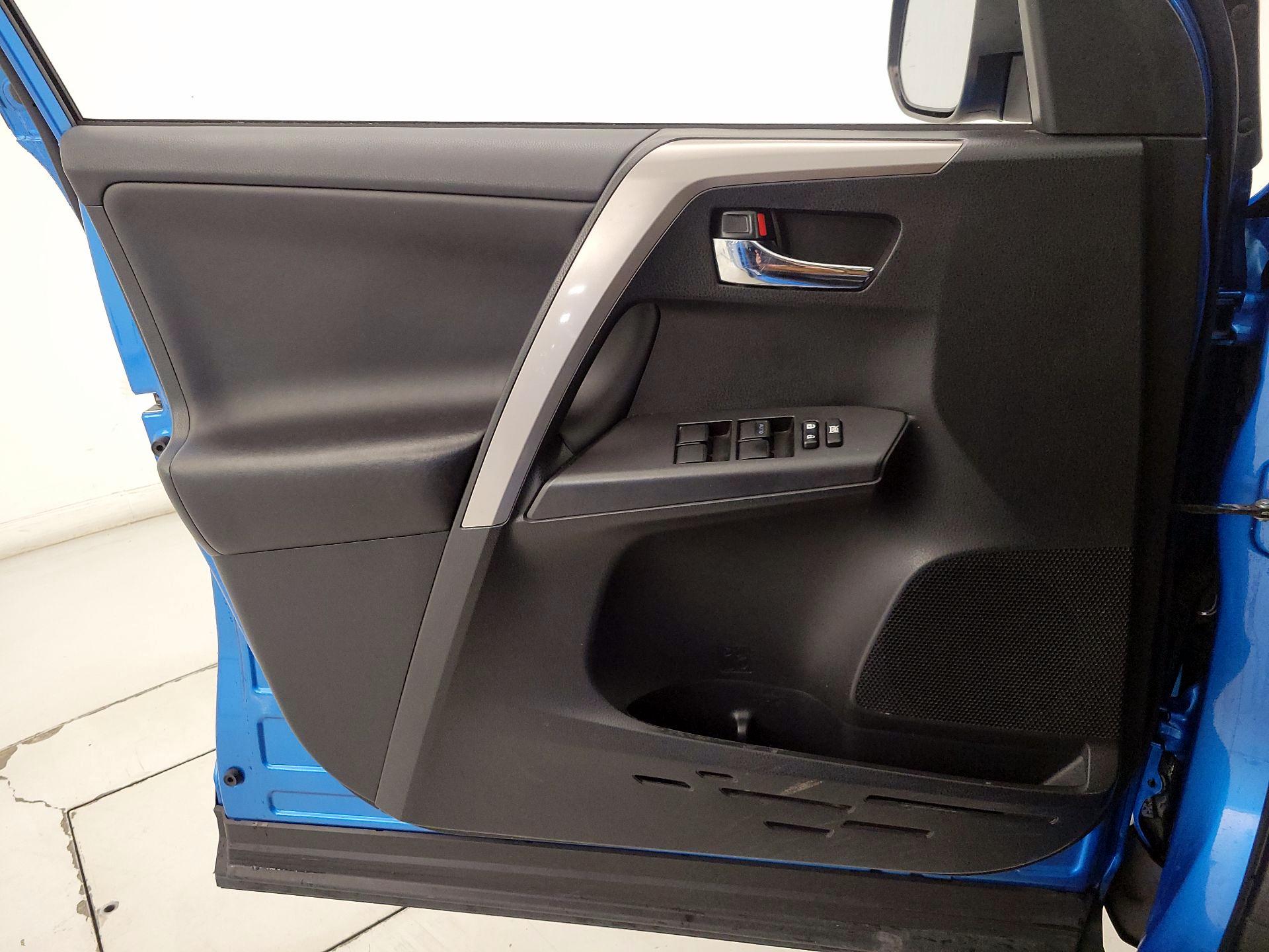 Thumbnail: 2018 Toyota RAV4 - 12