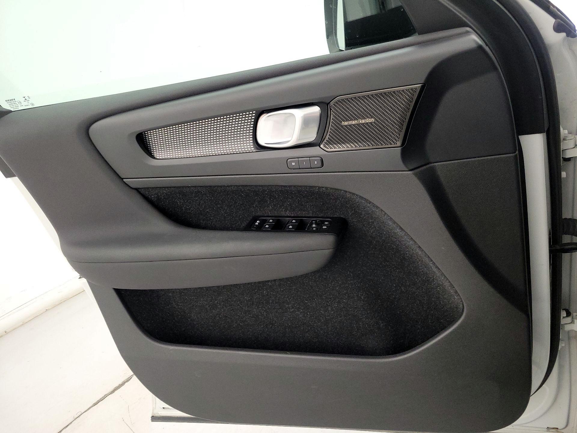 Thumbnail: 2021 Volvo XC40 - 12