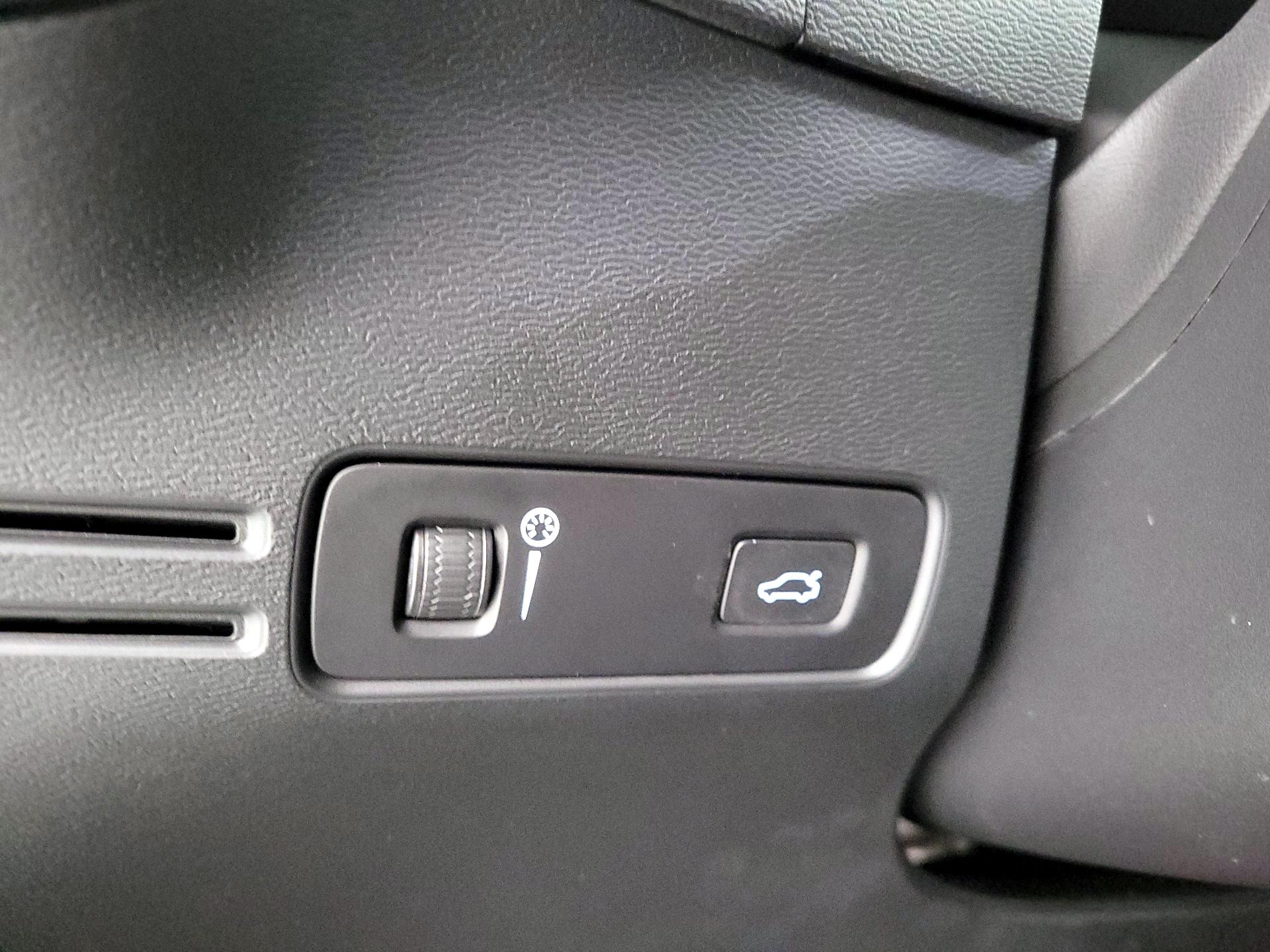 Thumbnail: 2021 Volvo XC40 - 13