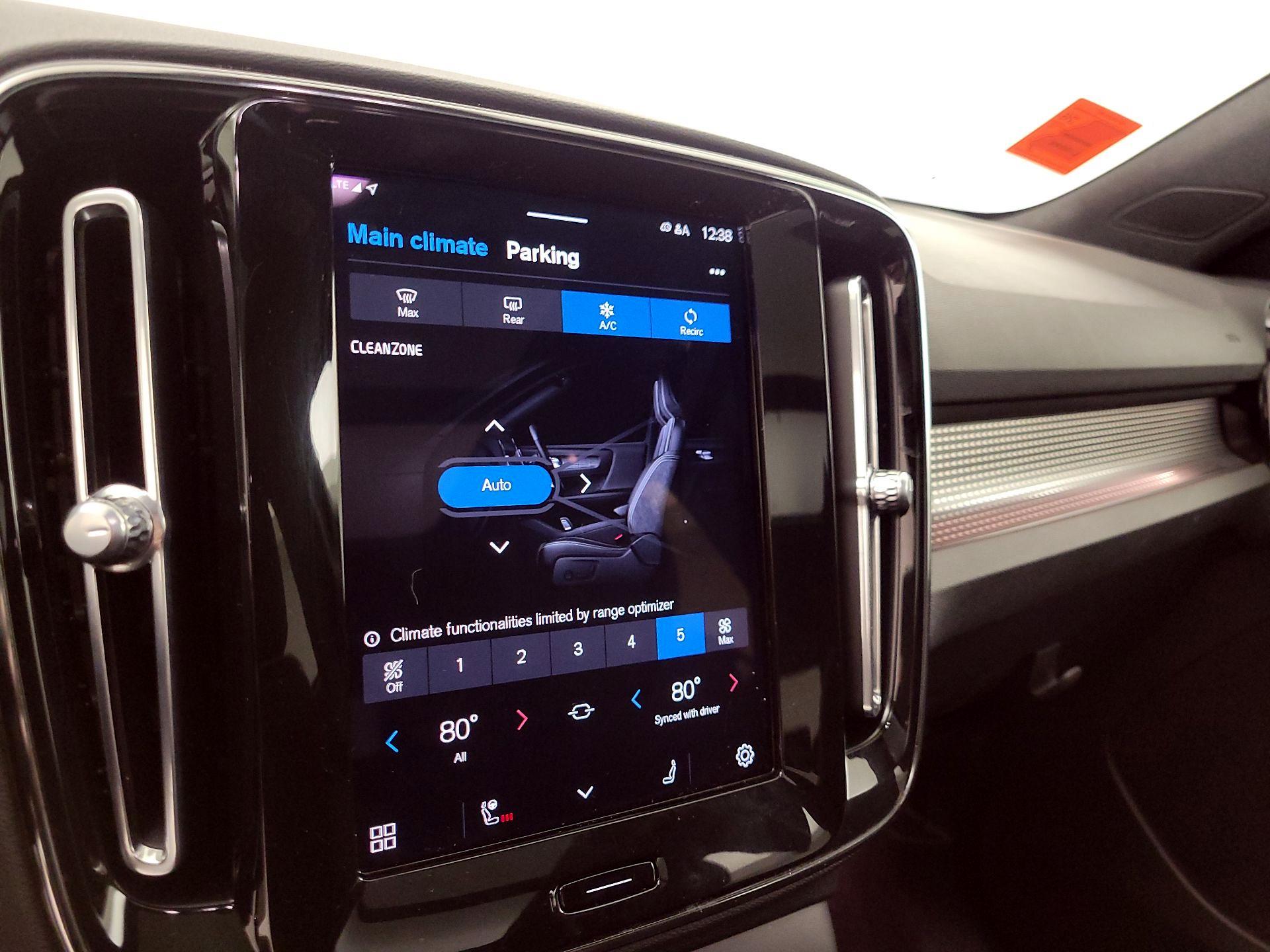 Thumbnail: 2021 Volvo XC40 - 17