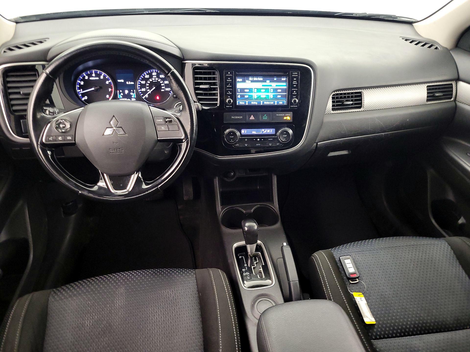 Thumbnail: 2016 Mitsubishi Outlander - 9