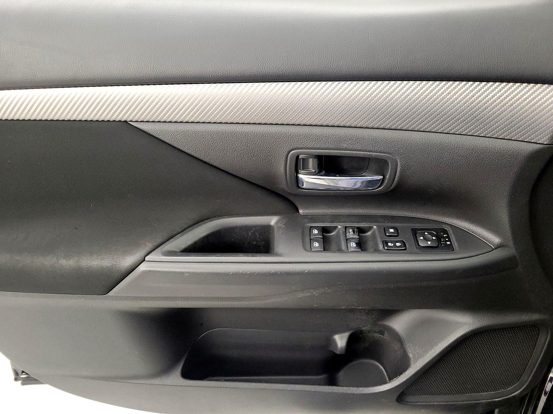 Thumbnail: 2016 Mitsubishi Outlander - 12