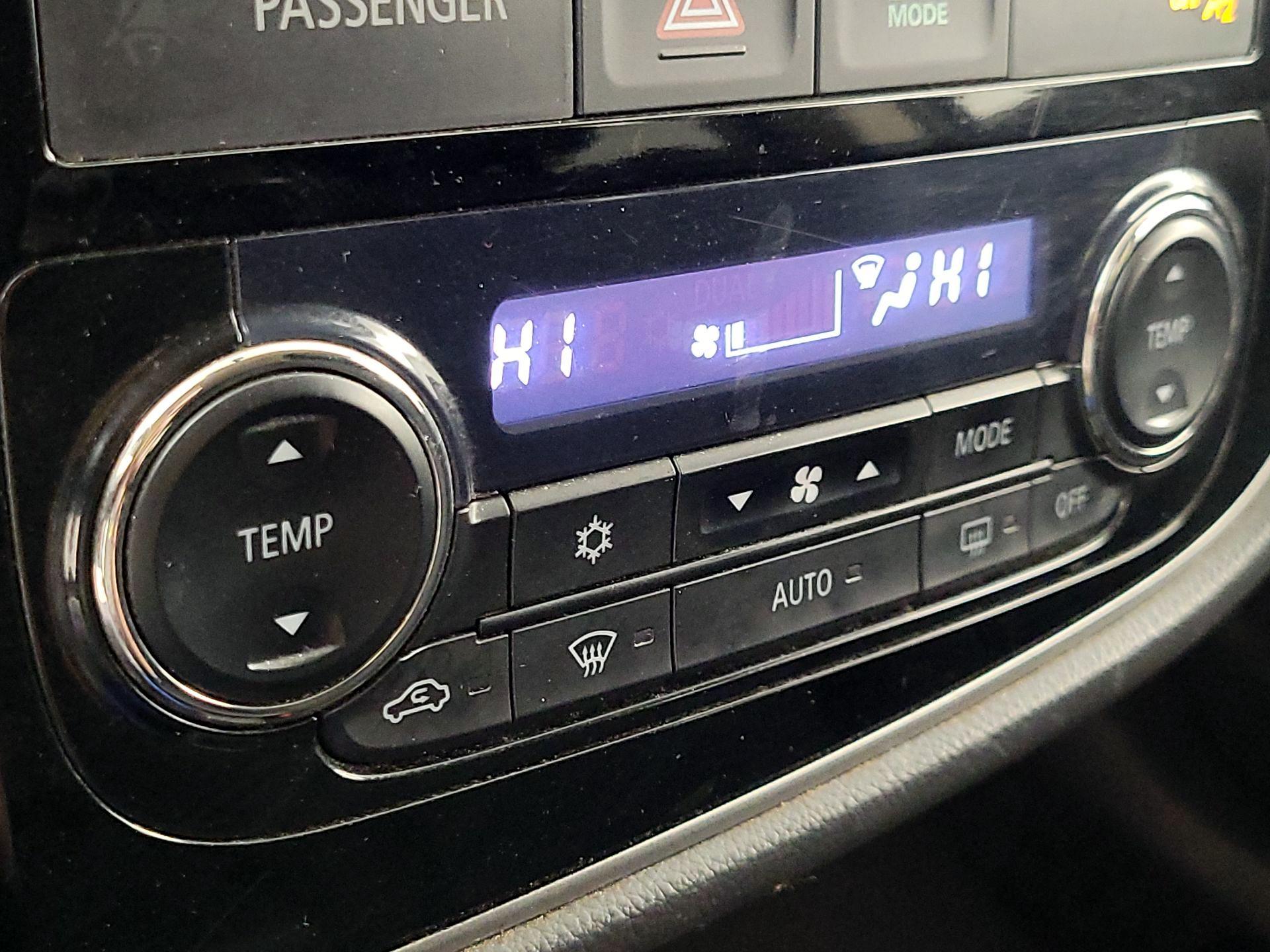 Thumbnail: 2016 Mitsubishi Outlander - 16