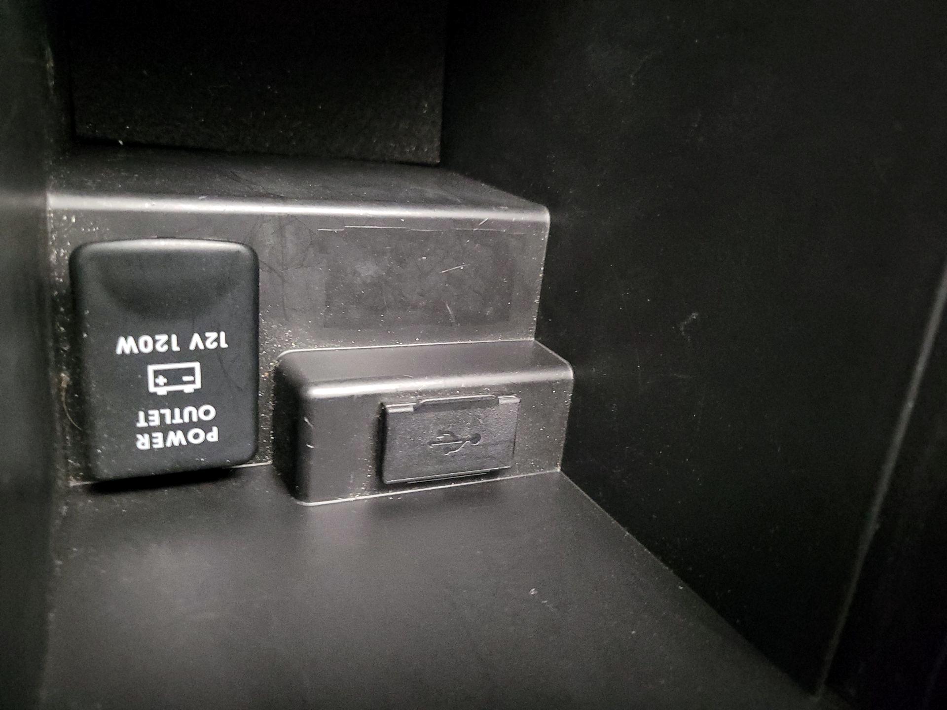 Thumbnail: 2016 Mitsubishi Outlander - 18