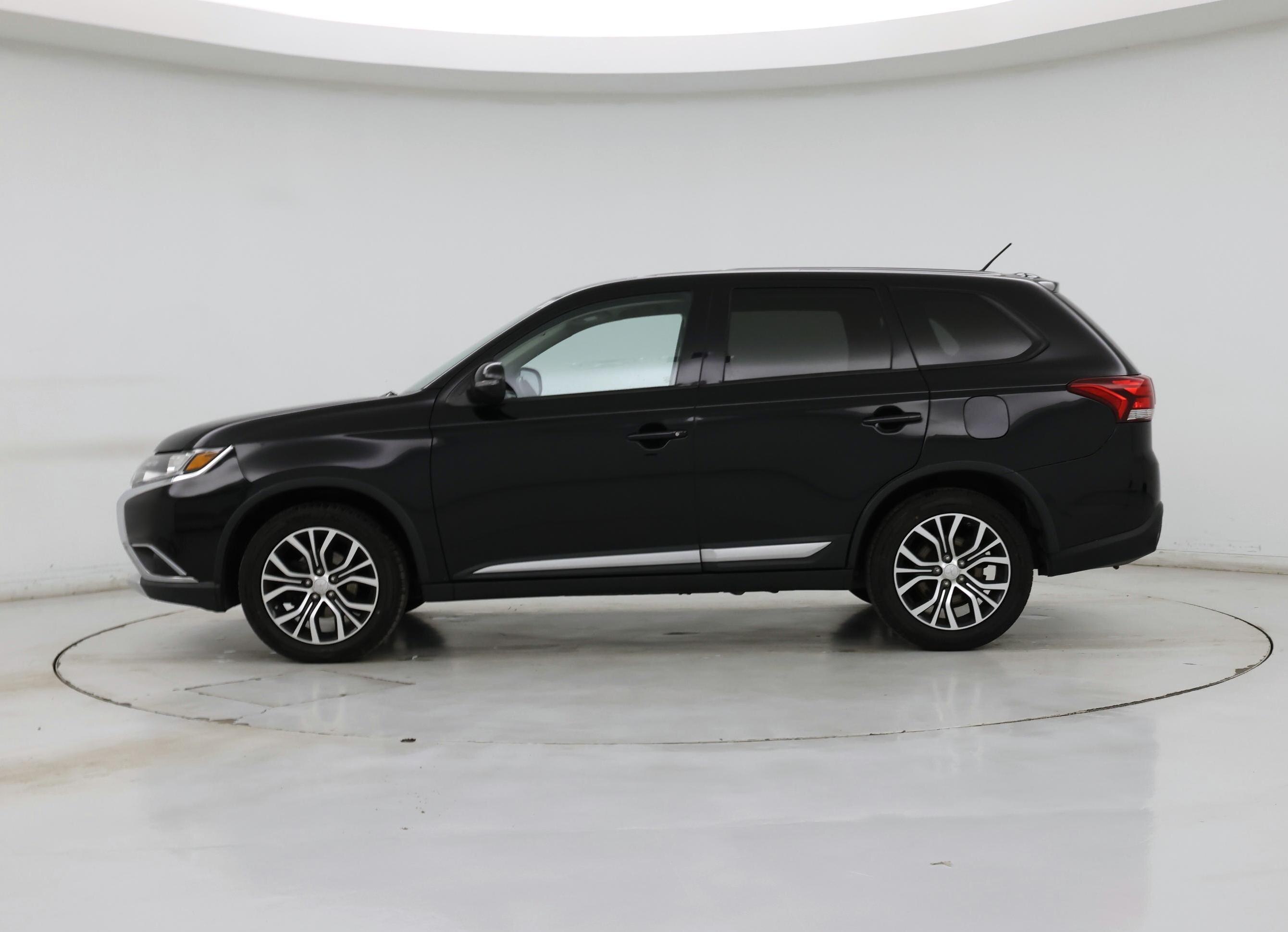 Thumbnail: 2016 Mitsubishi Outlander - 3