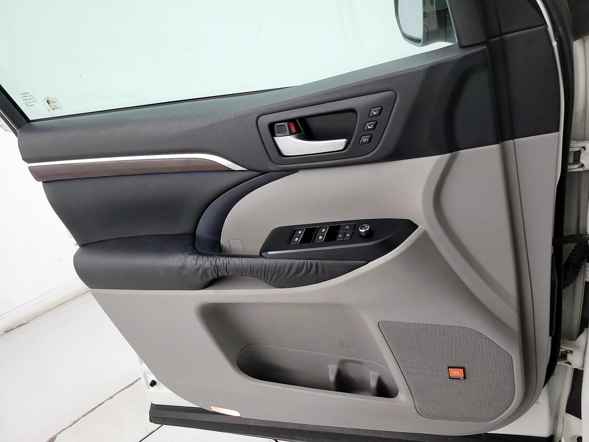 Thumbnail: 2015 Toyota Highlander - 12