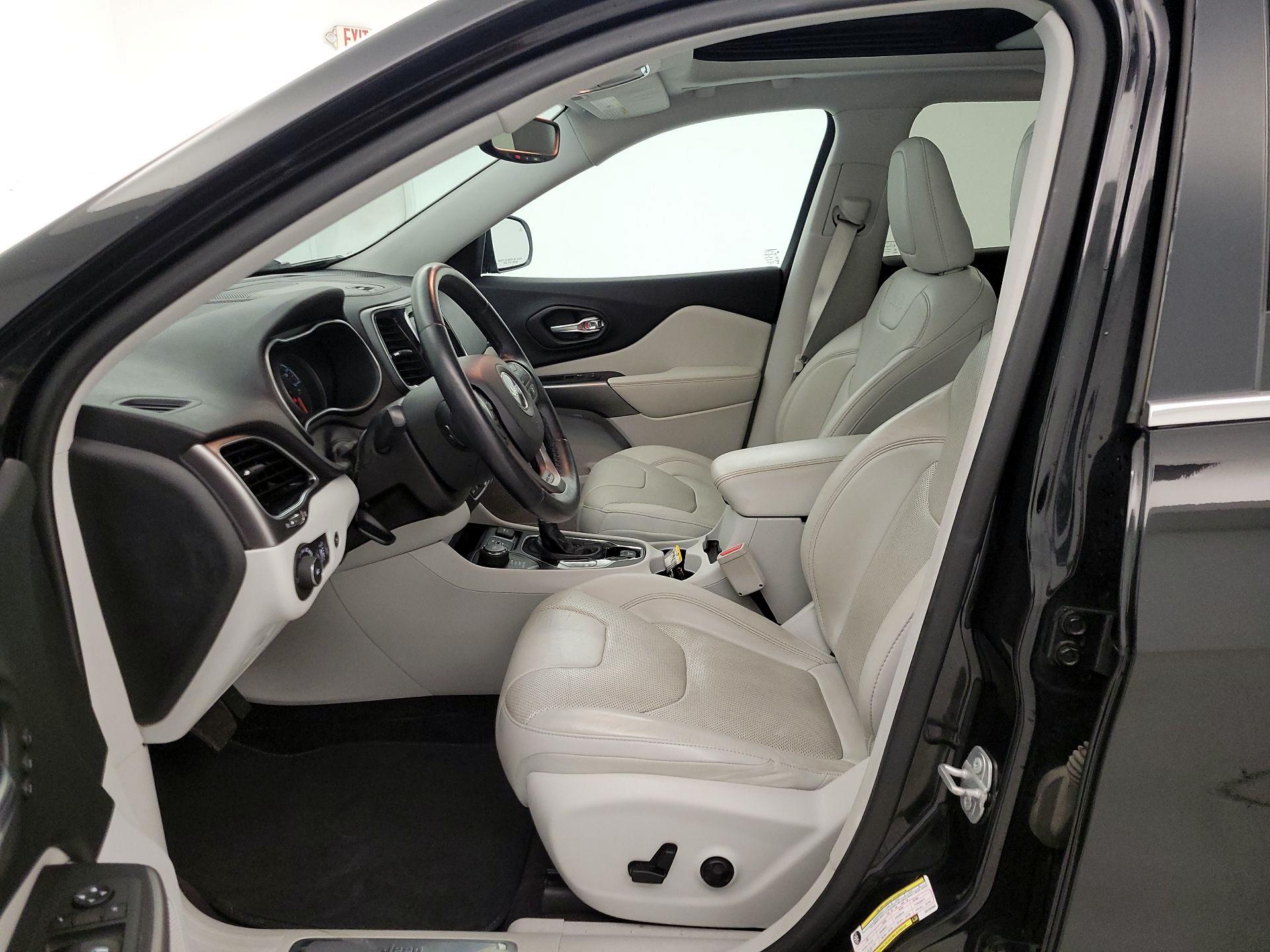 Thumbnail: 2019 Jeep Cherokee - 11